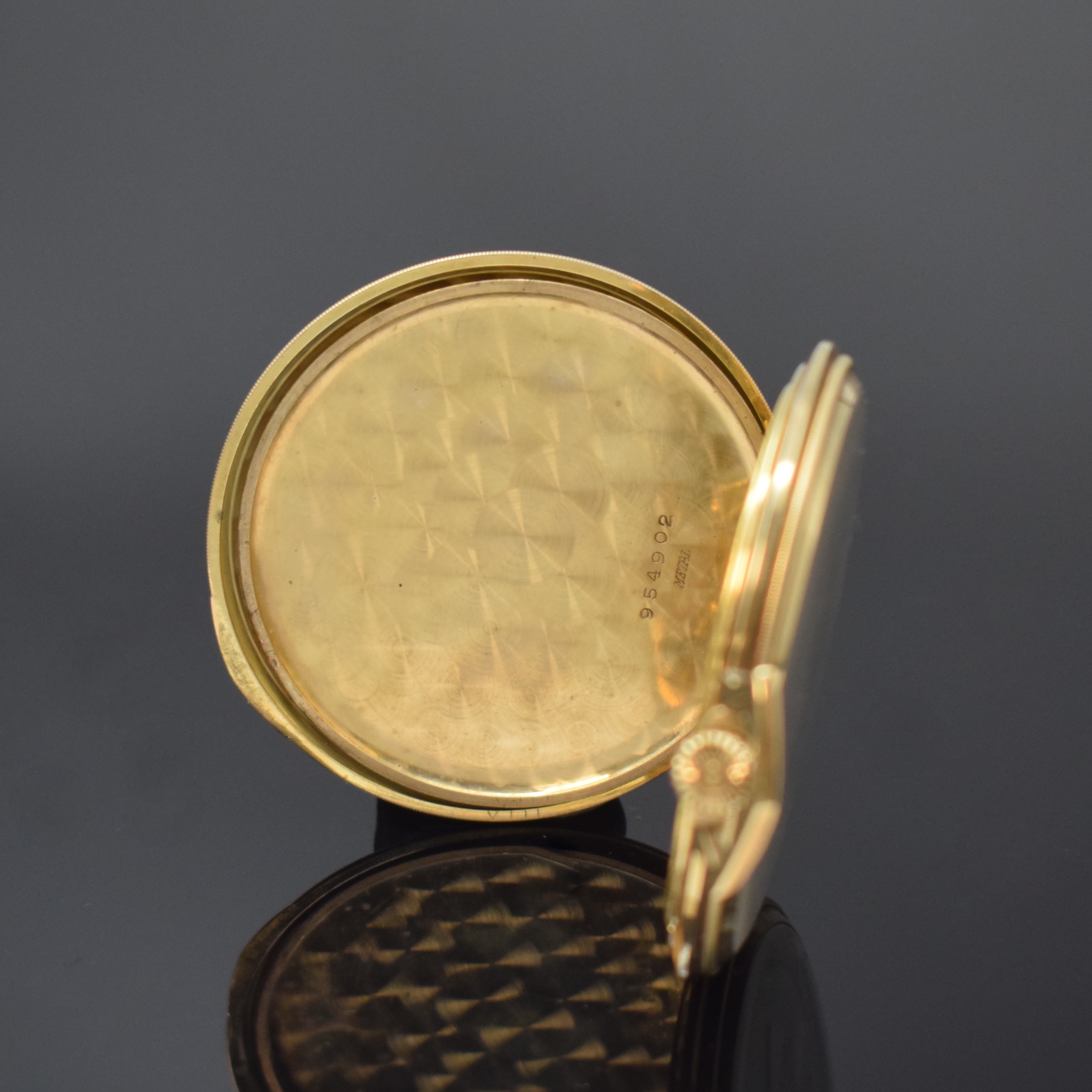 Detail d: IWC offene Herrentaschenuhr in GG 585/000, Schweiz um 1930, Rückdeckel m. Streifendekor, Metallcuvette, silb. Zifferbl. m. gebl. Zeigern, kl. Sek., ...