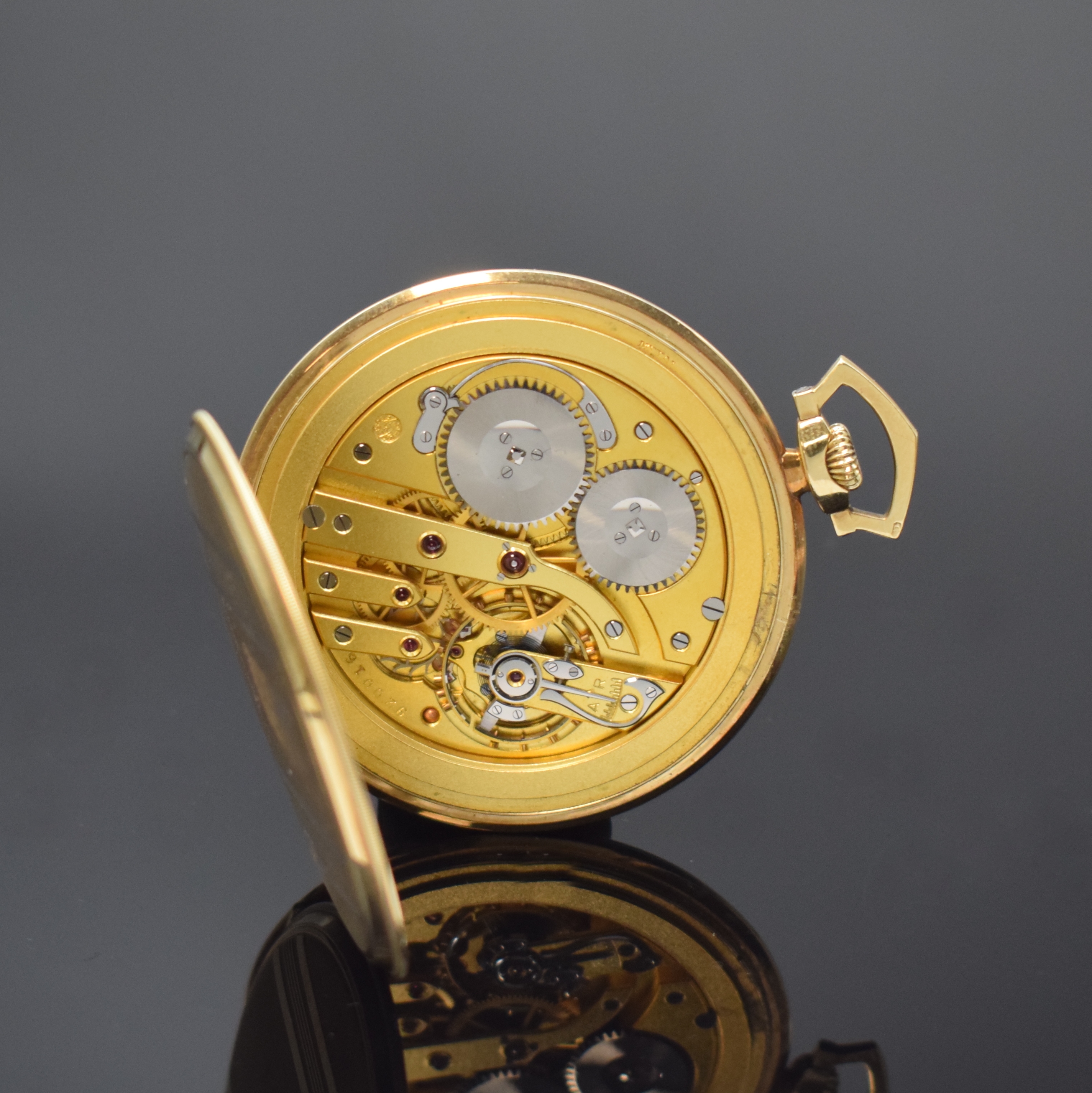 Detail e: IWC offene Herrentaschenuhr in GG 585/000, Schweiz um 1930, Rückdeckel m. Streifendekor, Metallcuvette, silb. Zifferbl. m. gebl. Zeigern, kl. Sek., ...