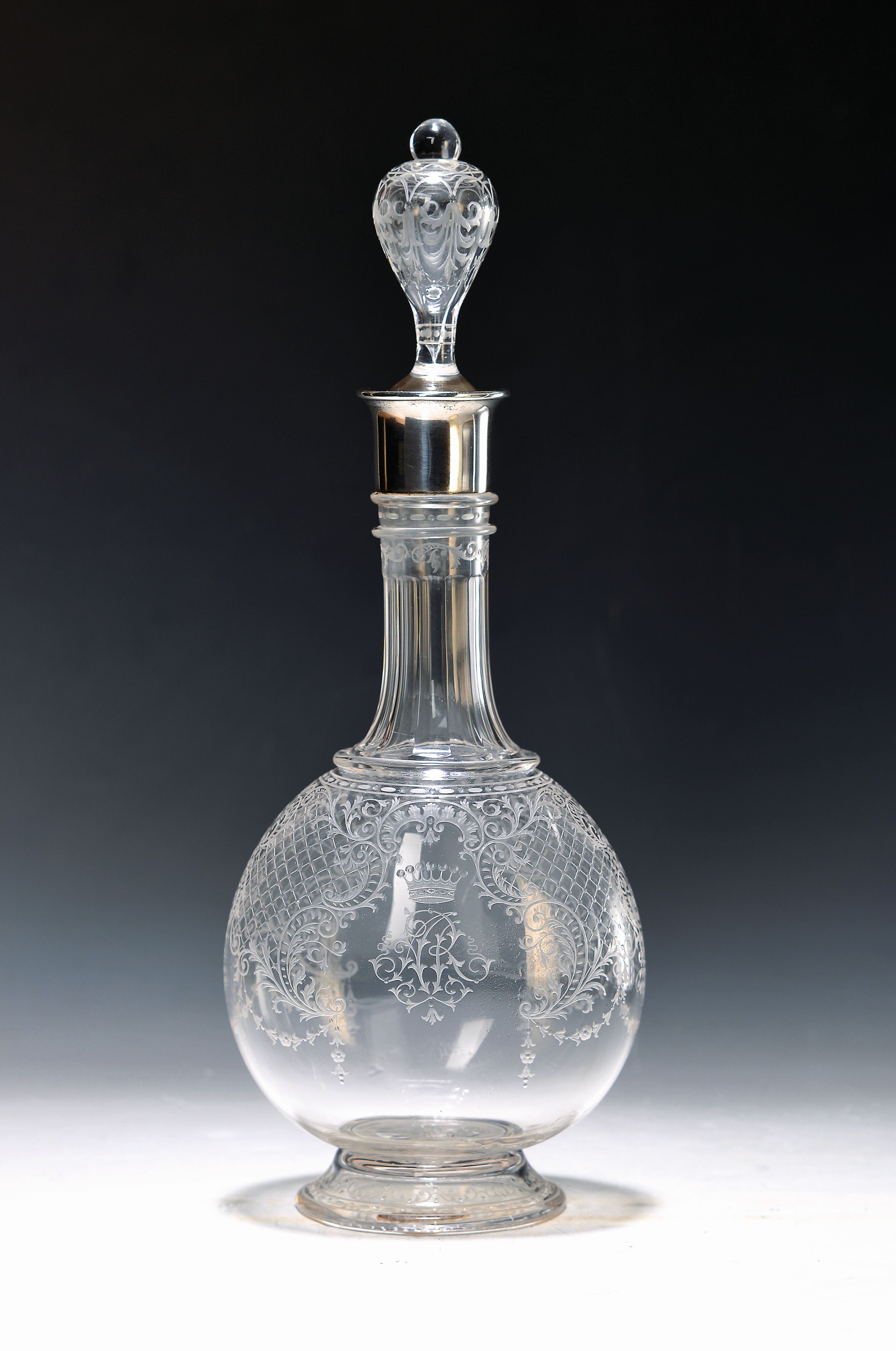 Seltene Karaffe, Lobmeyr Wien, Entwurf Ludwig Lobmeyr, entworfen für die Familie Alfred Rotschild um 1890, farbloses Glas, aufwendig graviert, mit ...
