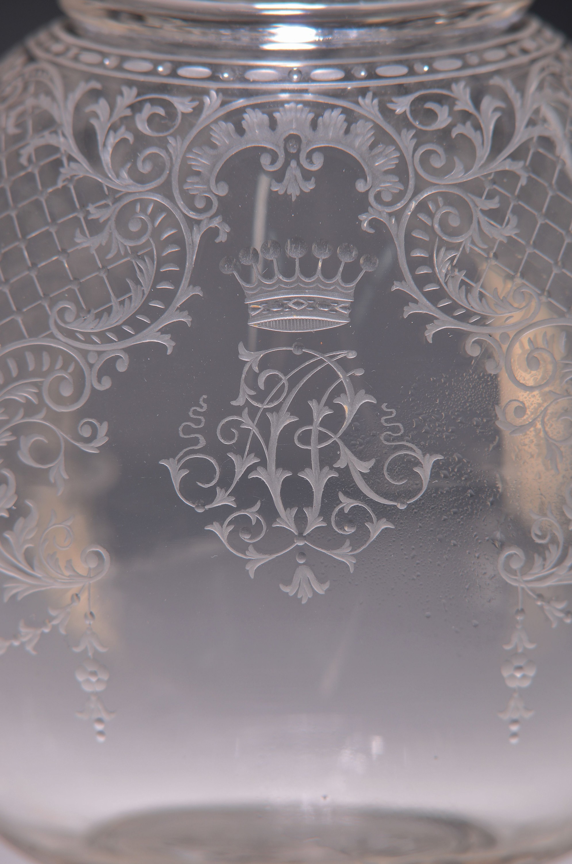 Detail a: Seltene Karaffe, Lobmeyr Wien, Entwurf Ludwig Lobmeyr, entworfen für die Familie Alfred Rotschild um 1890, farbloses Glas, aufwendig graviert, mit ...