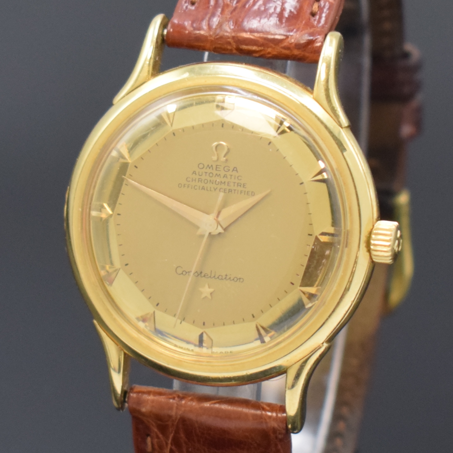 Detail a: OMEGA Constellation seltene Herrenarmbanduhr Chronometer in GG 750/000 Referenz 2700 SC, Schweiz um 1952, Hammerautomatik, Boden m. Darst. Sternwarte ...