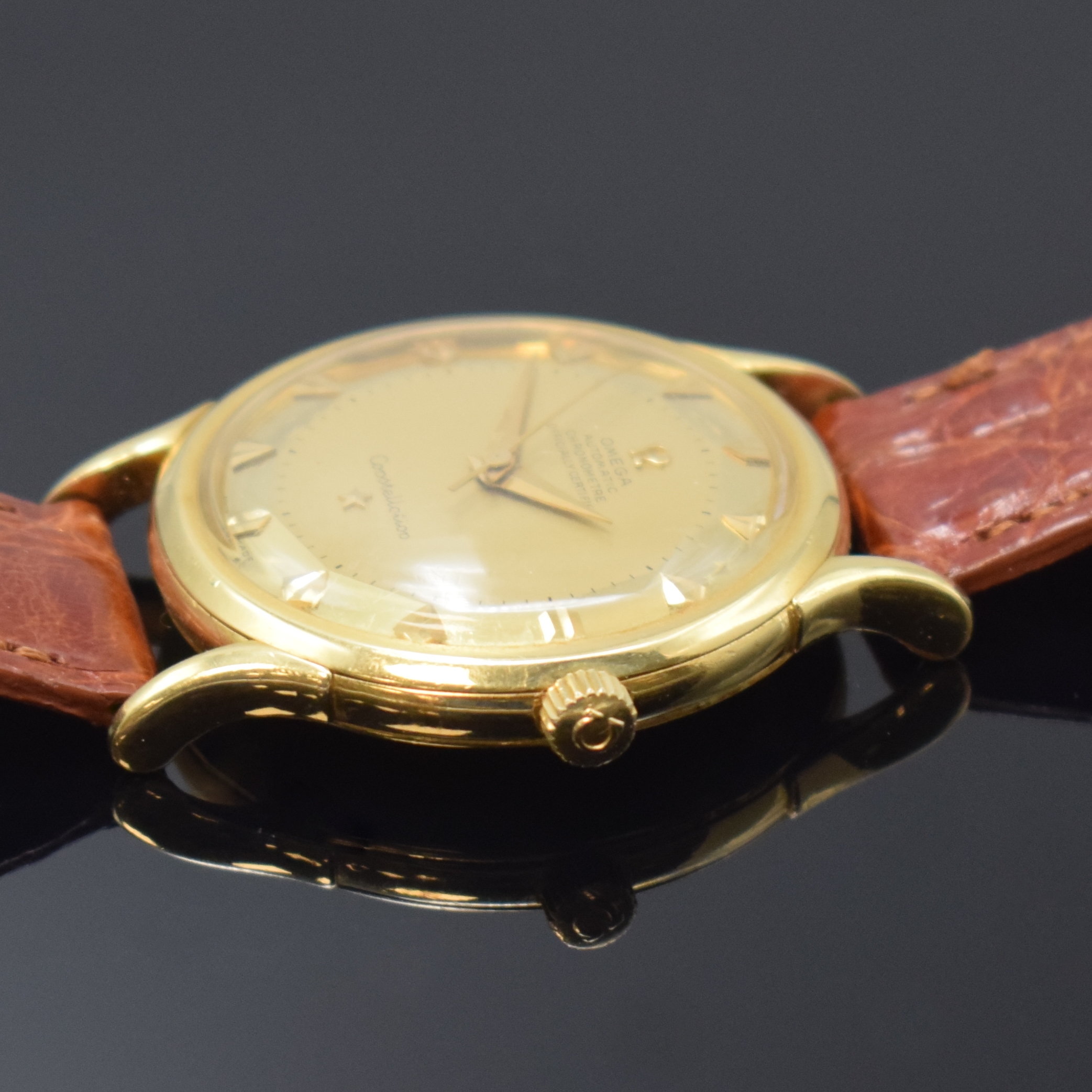 Detail b: OMEGA Constellation seltene Herrenarmbanduhr Chronometer in GG 750/000 Referenz 2700 SC, Schweiz um 1952, Hammerautomatik, Boden m. Darst. Sternwarte ...