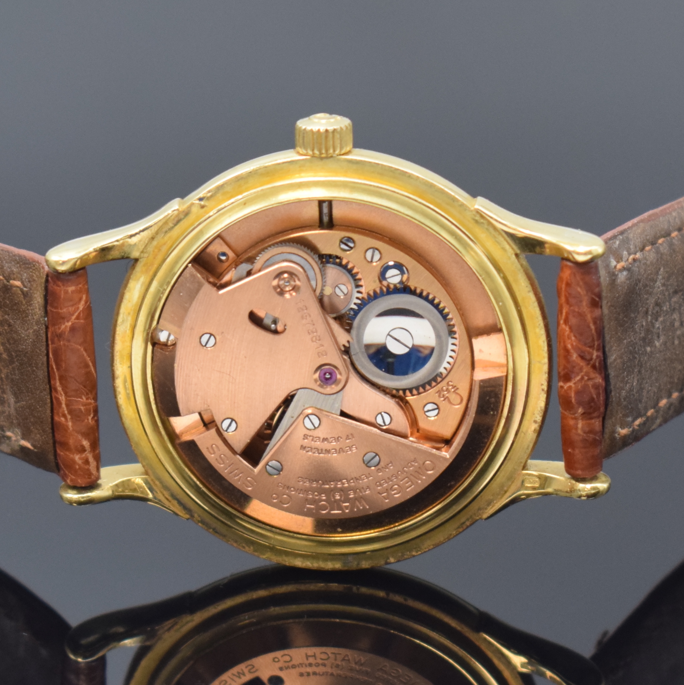 Detail d: OMEGA Constellation seltene Herrenarmbanduhr Chronometer in GG 750/000 Referenz 2700 SC, Schweiz um 1952, Hammerautomatik, Boden m. Darst. Sternwarte ...