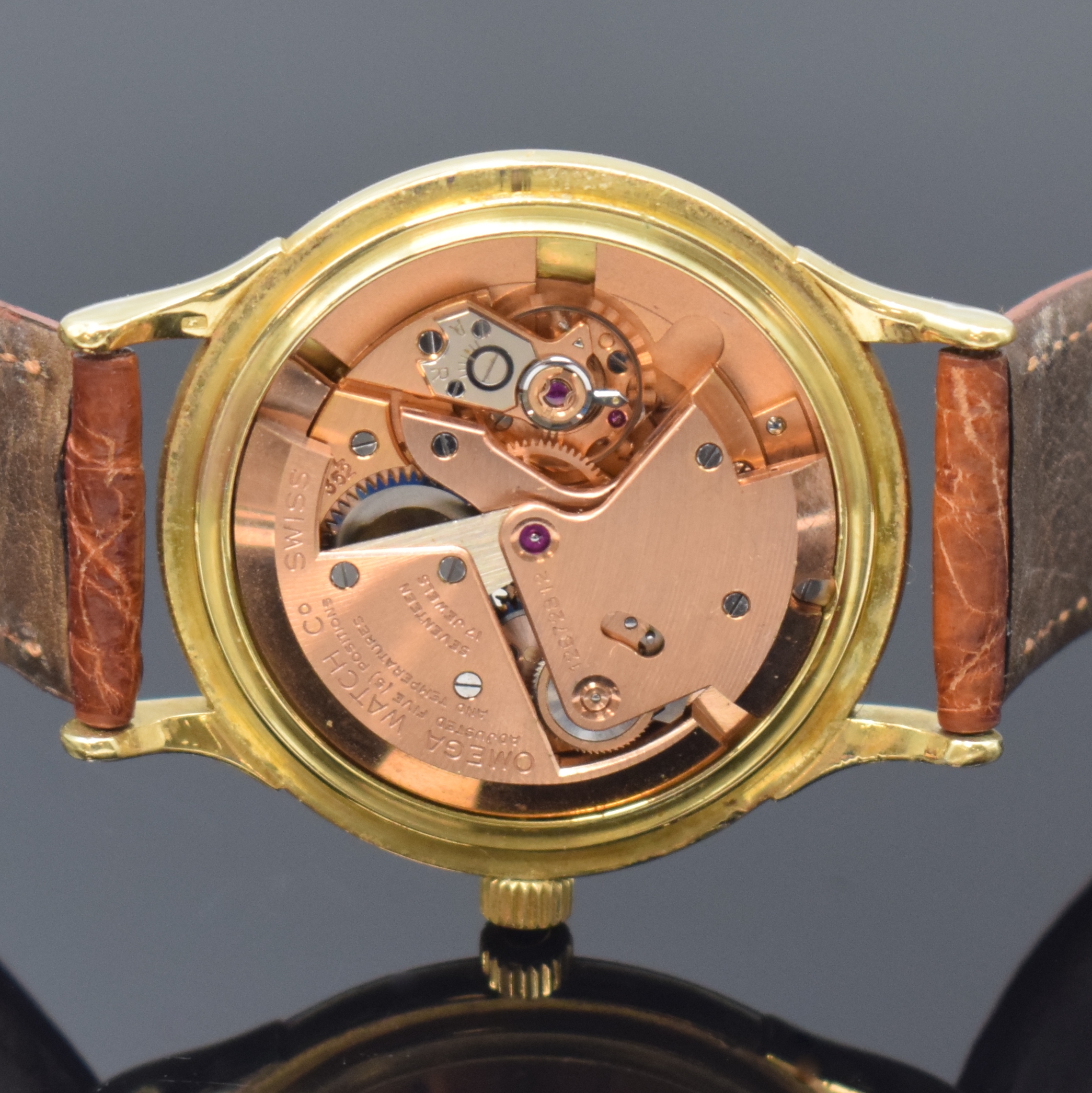 Detail e: OMEGA Constellation seltene Herrenarmbanduhr Chronometer in GG 750/000 Referenz 2700 SC, Schweiz um 1952, Hammerautomatik, Boden m. Darst. Sternwarte ...