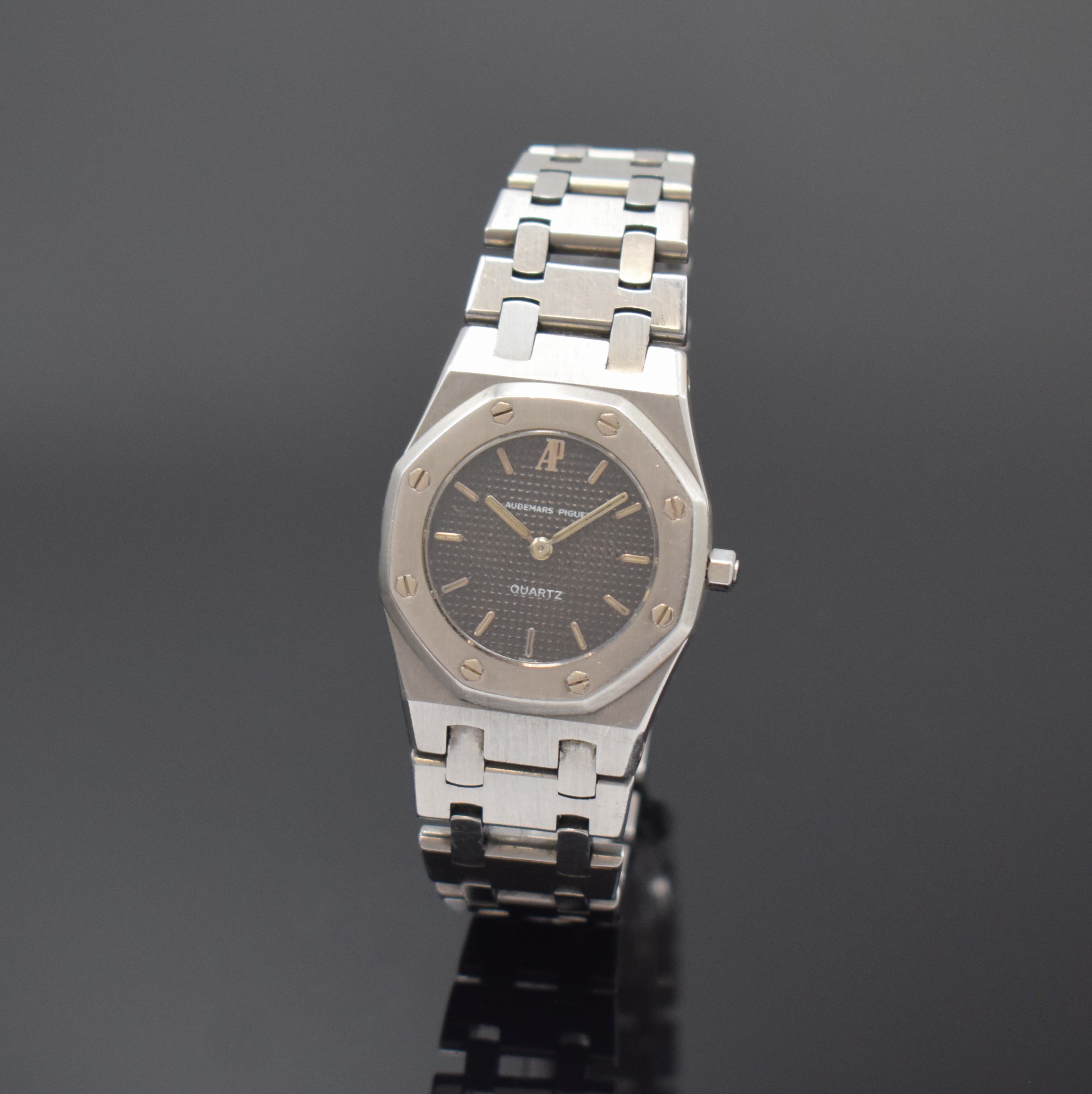 AUDEMARS PIGUET Royal Oak Damenarmbanduhr in Stahl, Schweiz um 1990, quarz, orig. Gliederband m. Faltschl., Lünette gegen Boden 8-fach verschr., ...