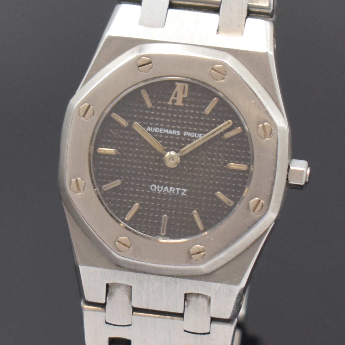 Detail a: AUDEMARS PIGUET Royal Oak Damenarmbanduhr in Stahl, Schweiz um 1990, quarz, orig. Gliederband m. Faltschl., Lünette gegen Boden 8-fach verschr., ...
