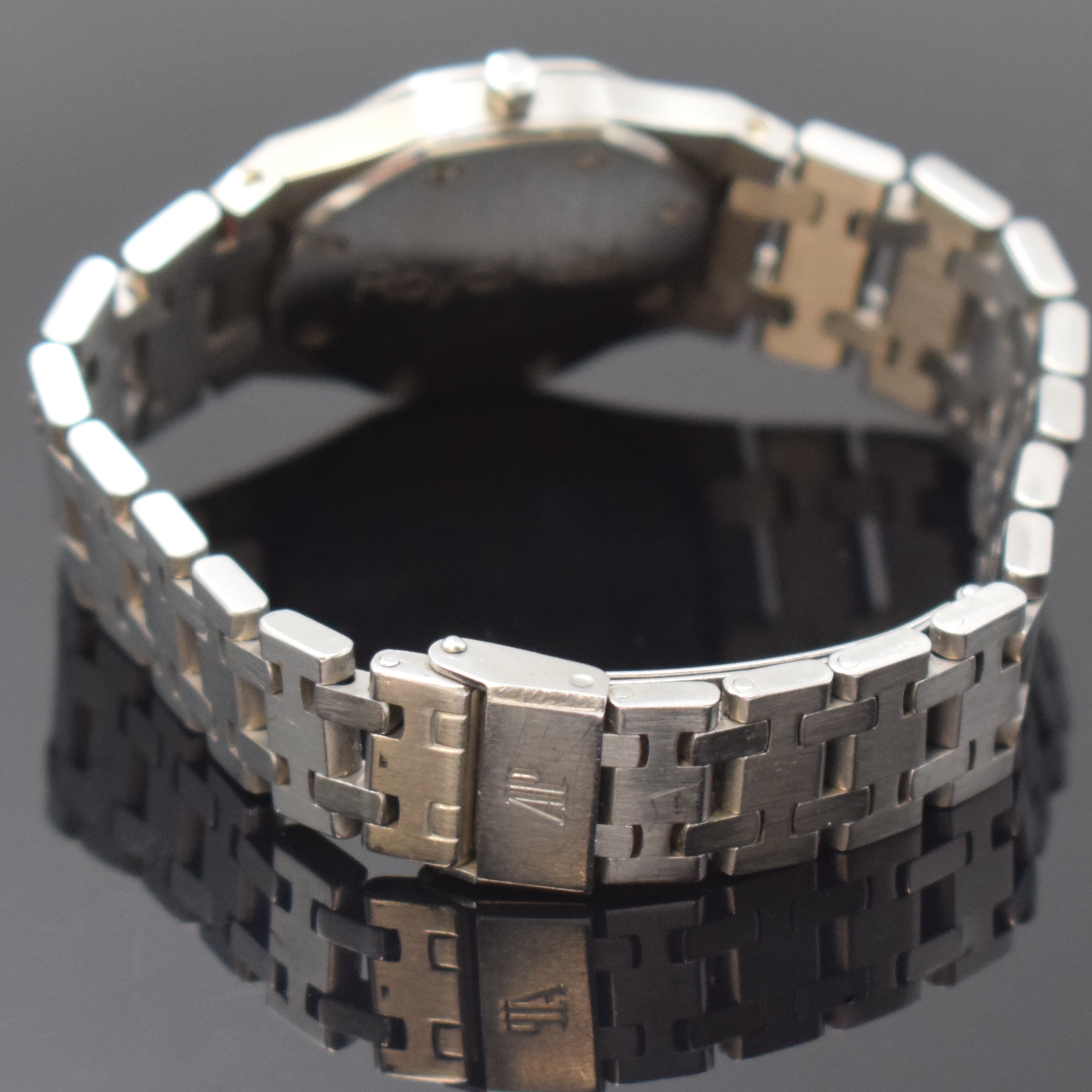 Detail b: AUDEMARS PIGUET Royal Oak Damenarmbanduhr in Stahl, Schweiz um 1990, quarz, orig. Gliederband m. Faltschl., Lünette gegen Boden 8-fach verschr., ...