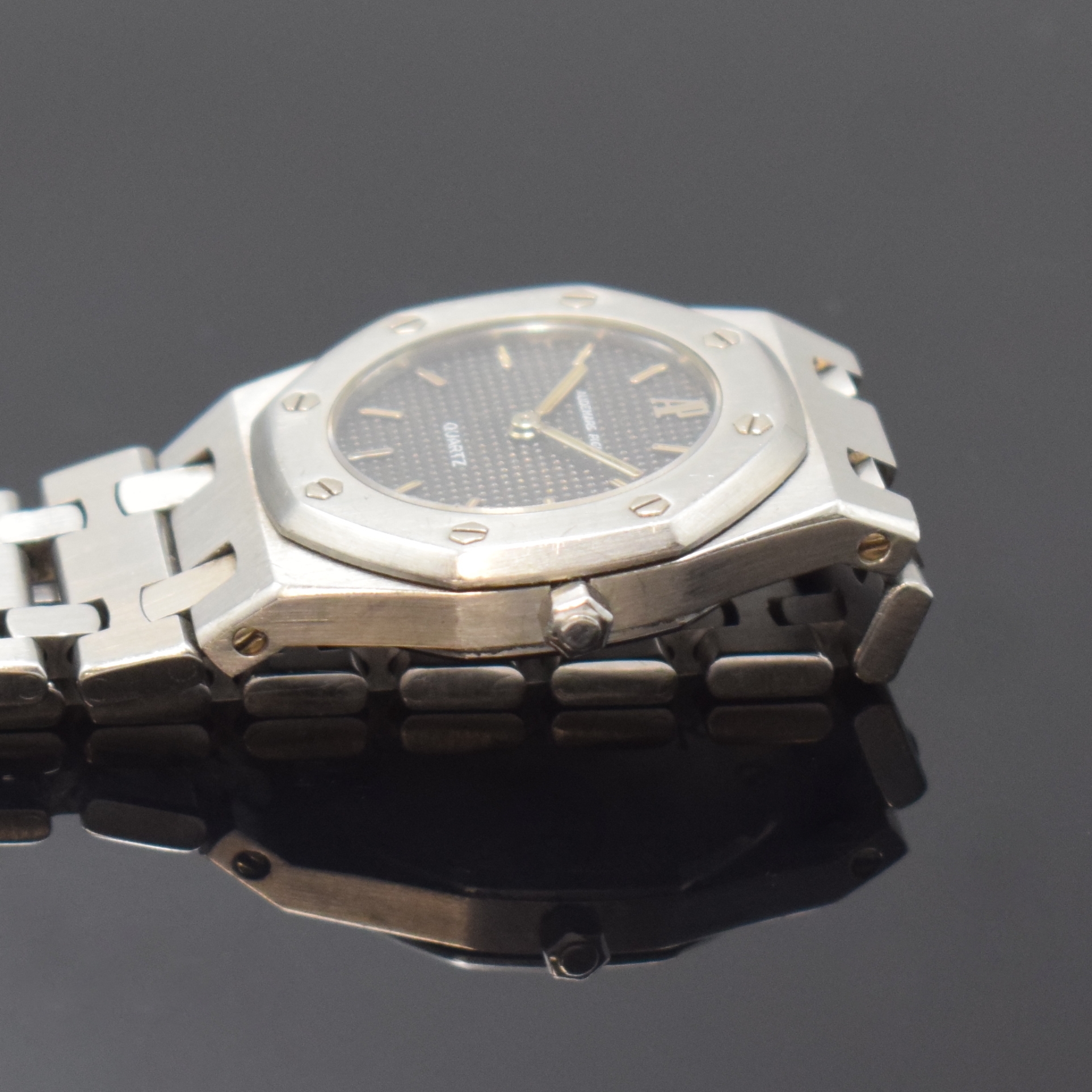 Detail c: AUDEMARS PIGUET Royal Oak Damenarmbanduhr in Stahl, Schweiz um 1990, quarz, orig. Gliederband m. Faltschl., Lünette gegen Boden 8-fach verschr., ...