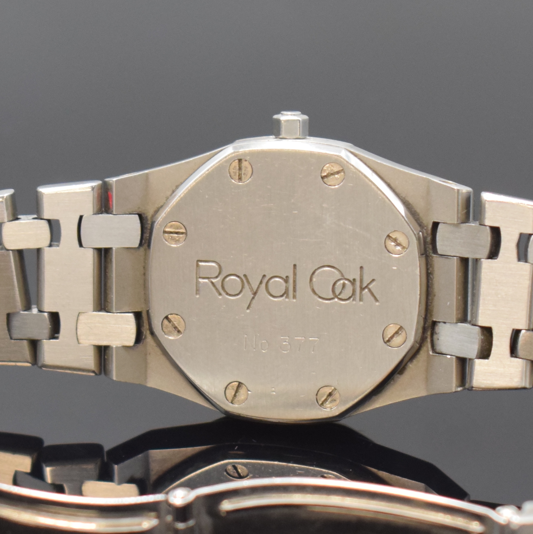 Detail d: AUDEMARS PIGUET Royal Oak Damenarmbanduhr in Stahl, Schweiz um 1990, quarz, orig. Gliederband m. Faltschl., Lünette gegen Boden 8-fach verschr., ...