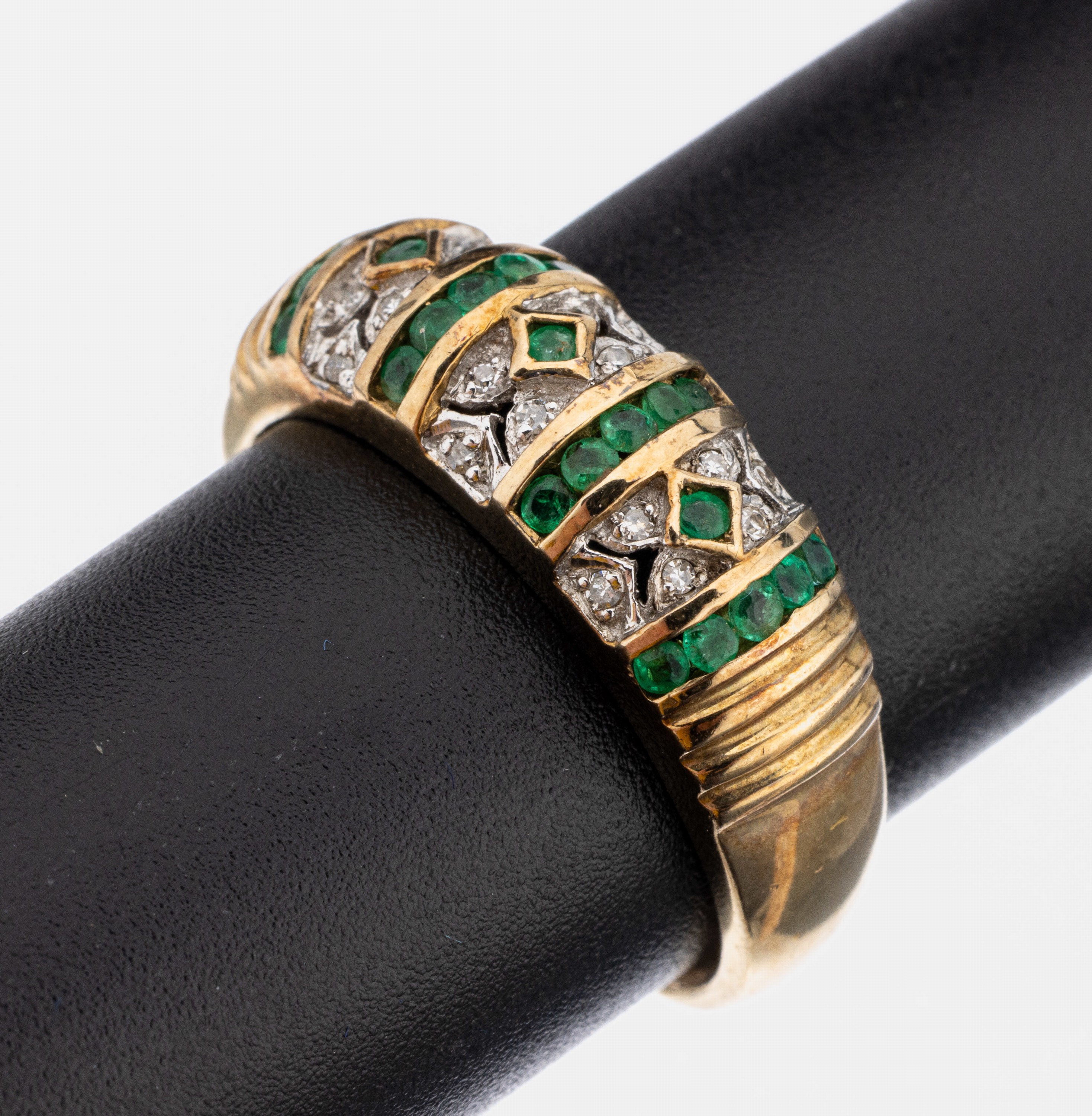 9 kt Gold Smaragd-Diamant-Ring, GG 375/000,rundfacett. Smaragde zus. ca. 0.30 ct, Diamanten zus. ca. 0.15 ct Weiß/vs-si, ca. 3.2g, RW 60