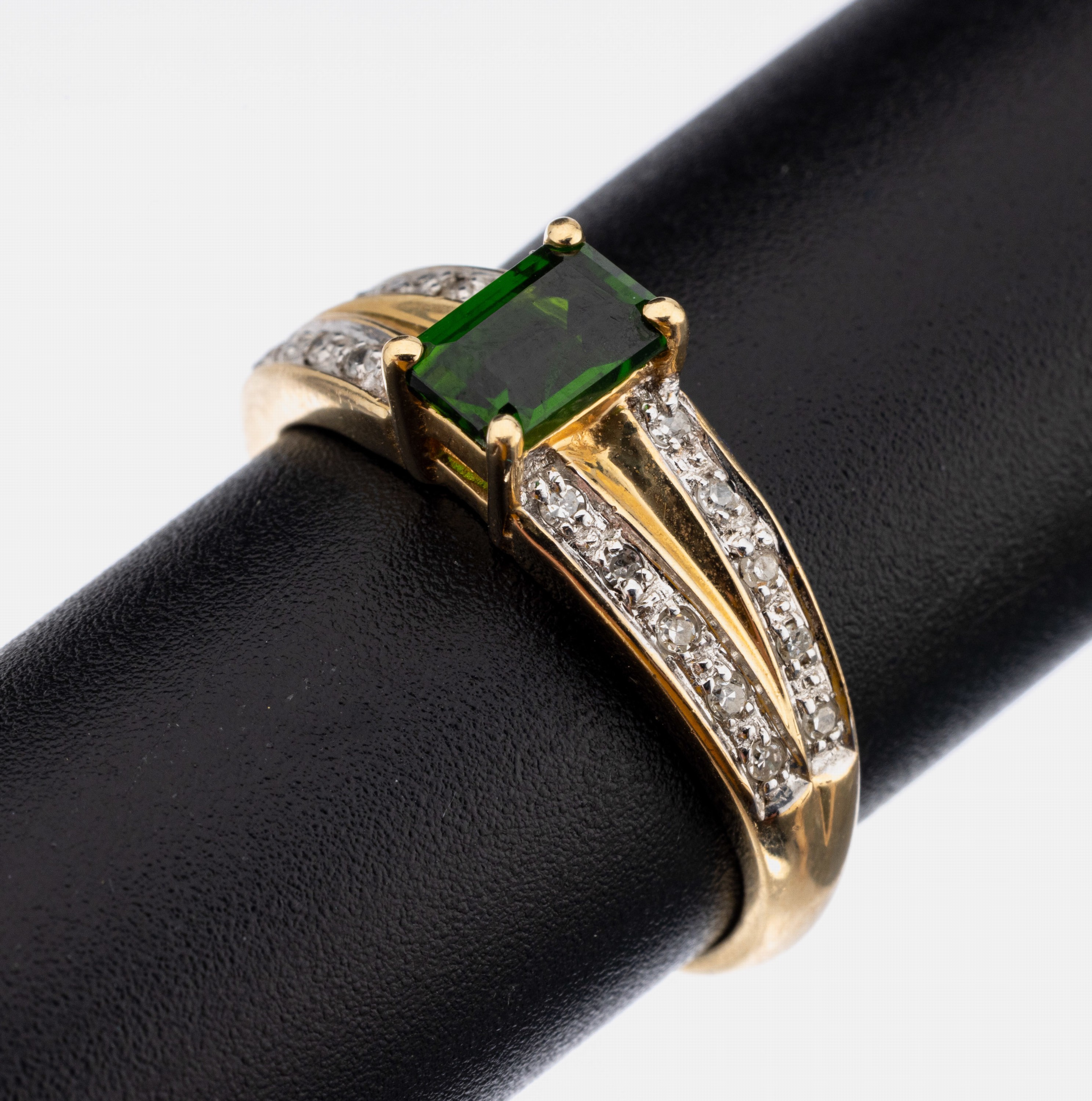 14 kt Gold Tsavorith-Diamant-Ring, GG 585/000, Tsavorith-Baguette ca. 0.40 ct, 8/8- Diamanten in rhod. Fassungen zus. ca. 0.15 ct Weiß/si, ca. 3.1 ...