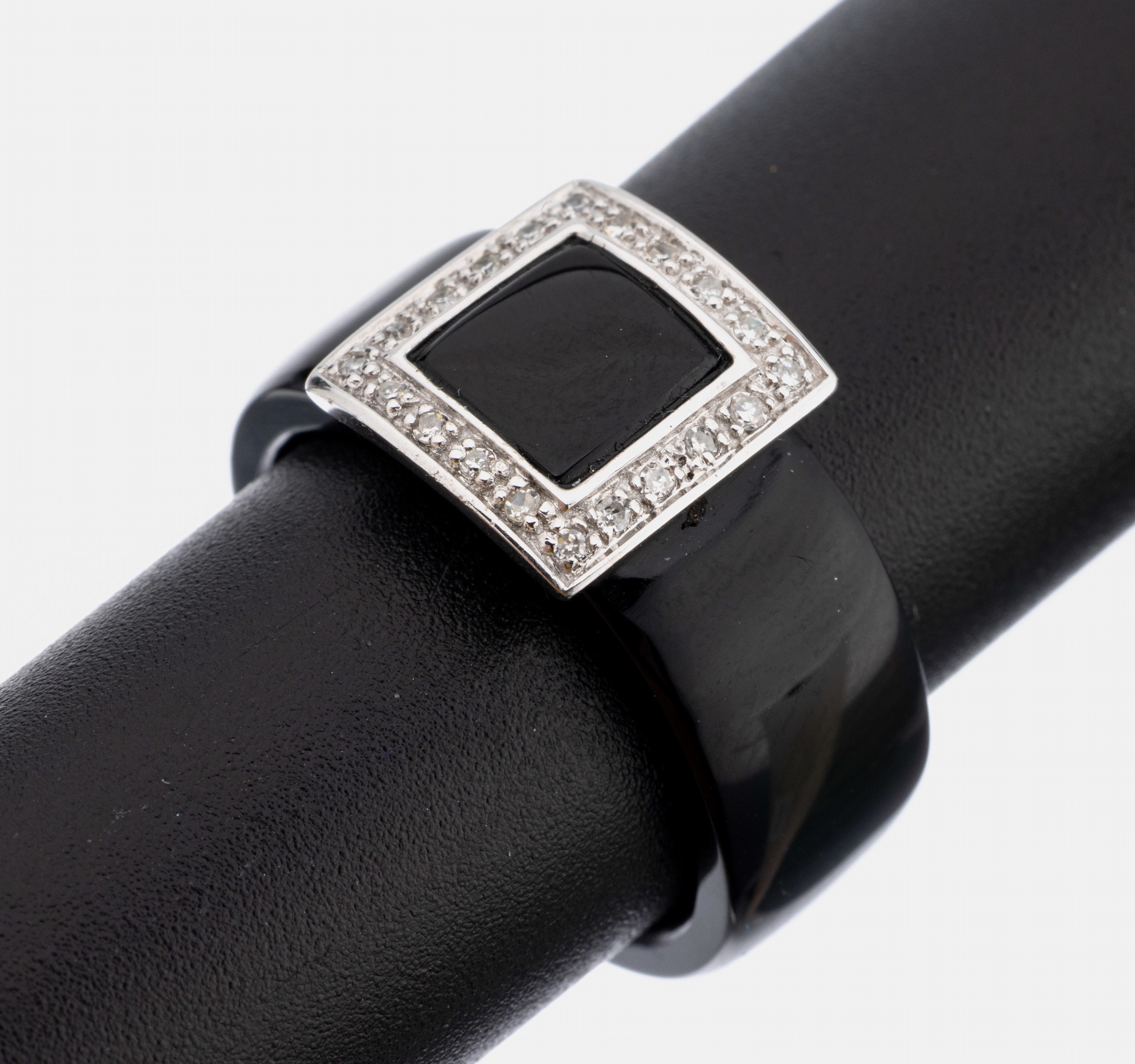 Ausgefallener 14 kt Gold Onyx-Diamant-Ring, WG 585/000, Diamanten zus. ca. 0.15 ct Weiß/si, RW 54, ca. 3.6 g