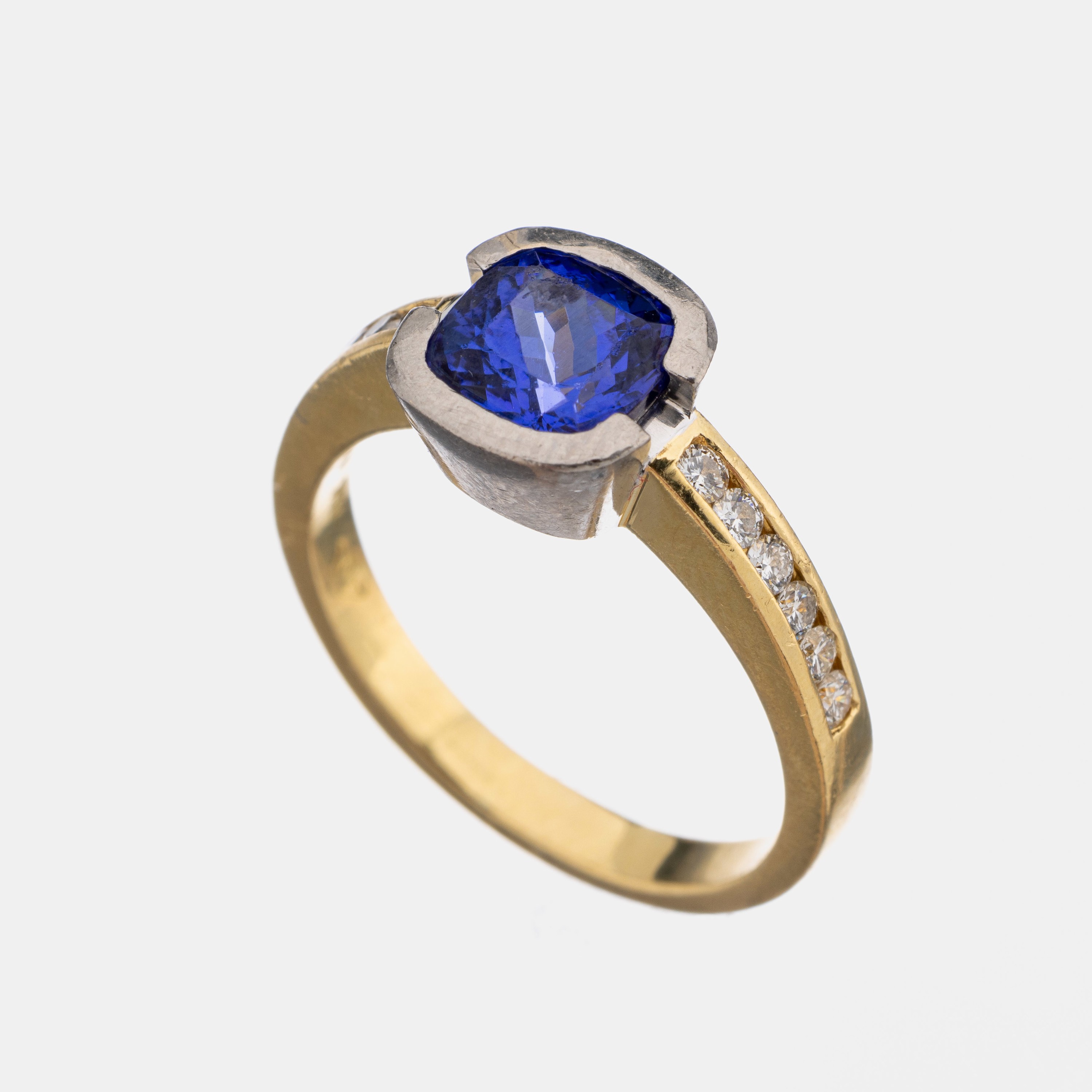 18 kt Gold Tansanit-Brillant-Ring, GG/WG 750/000, Tansanit im Cushion Cut ca. 2.04 ct, Farbe violet blue, EGL Zertifikat, 12 Brillanten zus. ca. ...