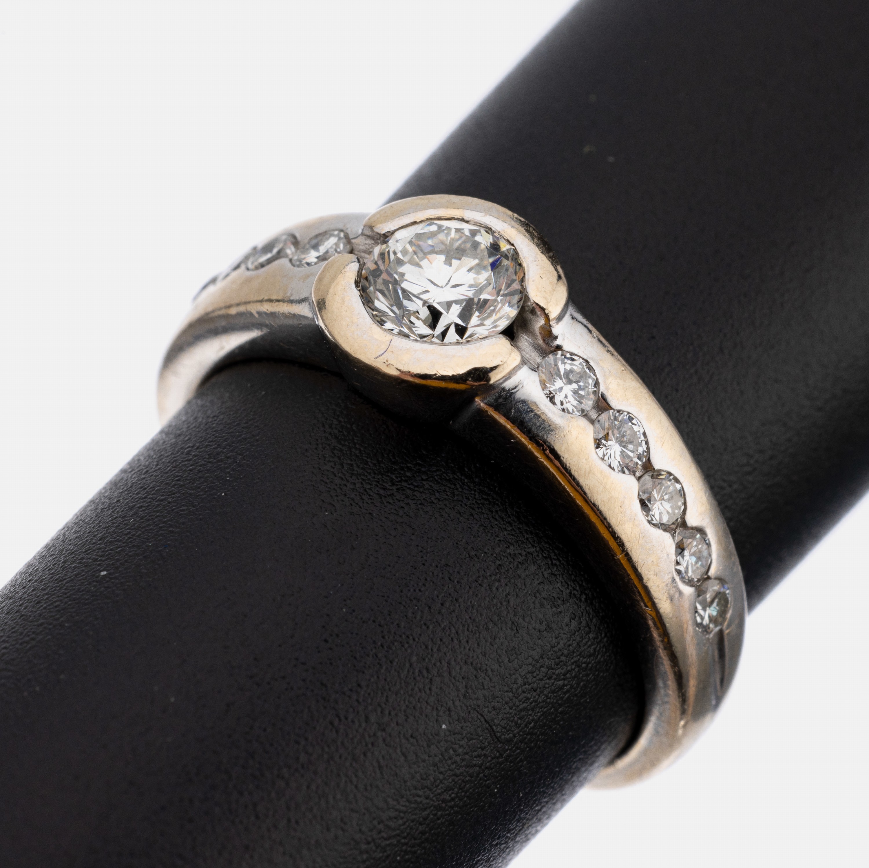 14 kt Gold Brillant-Ring, WG 585/000, Brillant ca. 0.65 ct Weiß/vs, 10 Brillanten zus. ca. 0.30 ct feines Weiß-Weiß/vs-si, RW 56, ca. 4.1 g