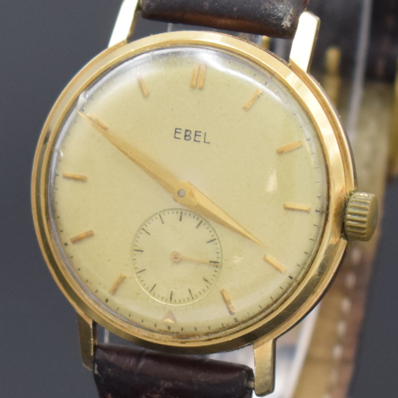 Detail a: EBEL Armbanduhr in GG 585/000, Schweiz um 1940, Boden und Glasrand aufgedr., Zifferbl. m. aufgel. Indizes altersbed. fl./pat., Rundankerw., Kal. 112, ...
