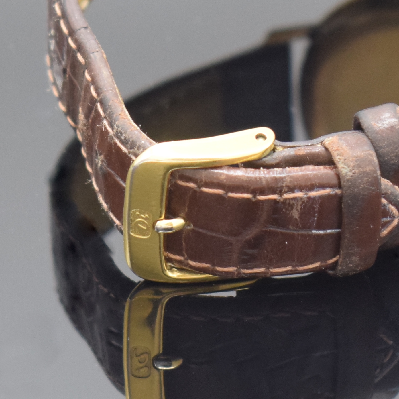 Detail d: EBEL Armbanduhr in GG 585/000, Schweiz um 1940, Boden und Glasrand aufgedr., Zifferbl. m. aufgel. Indizes altersbed. fl./pat., Rundankerw., Kal. 112, ...