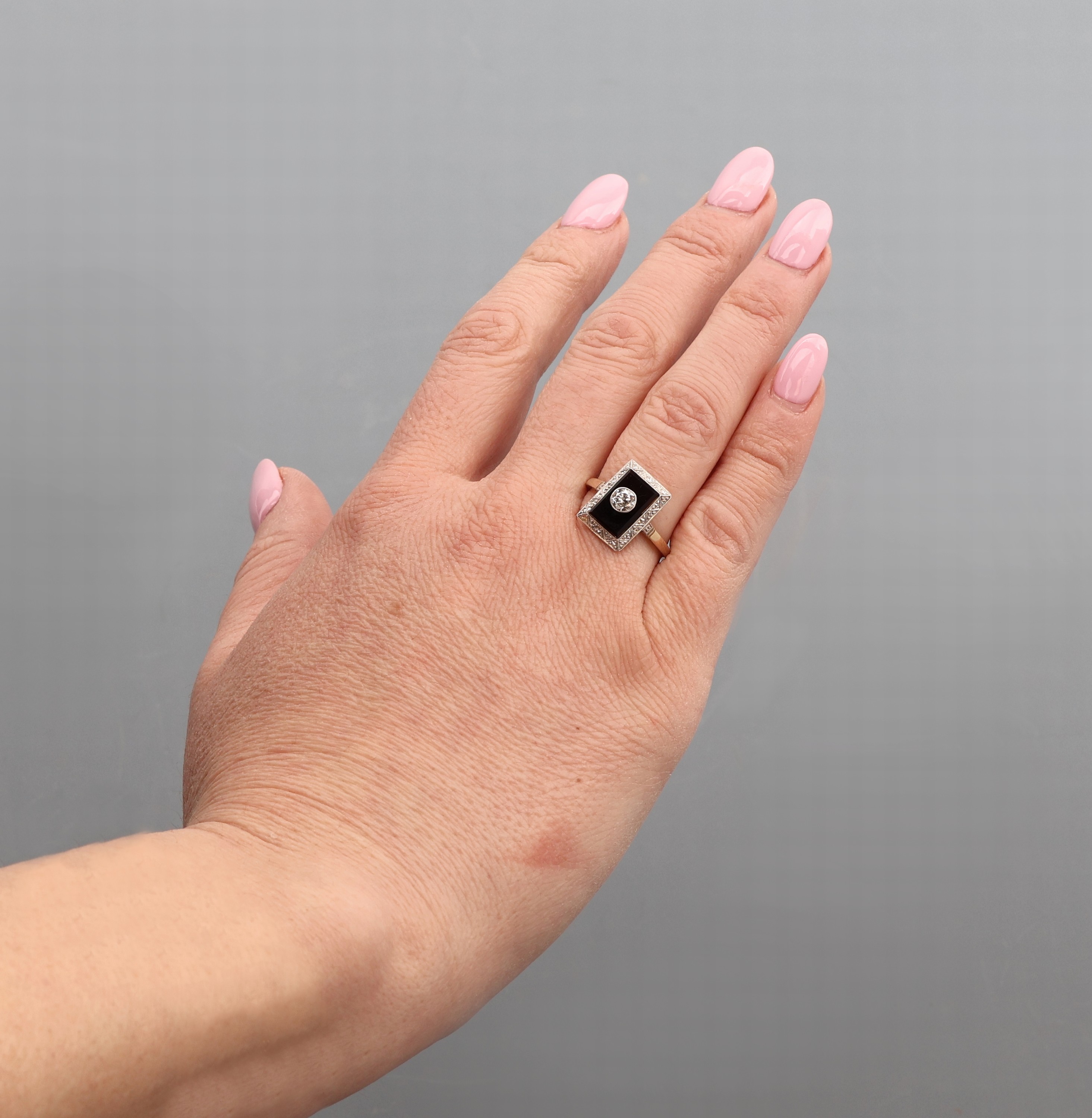 Detail c: 14 kt Gold Art-Deco-Diamant-Ring, GG/WG 585/000, 1920er Jahre, Onyxplatte, Altschliff-Diamant ca. 0.30 ct Weiß/p 1, RW 52, ca. 2.7 g