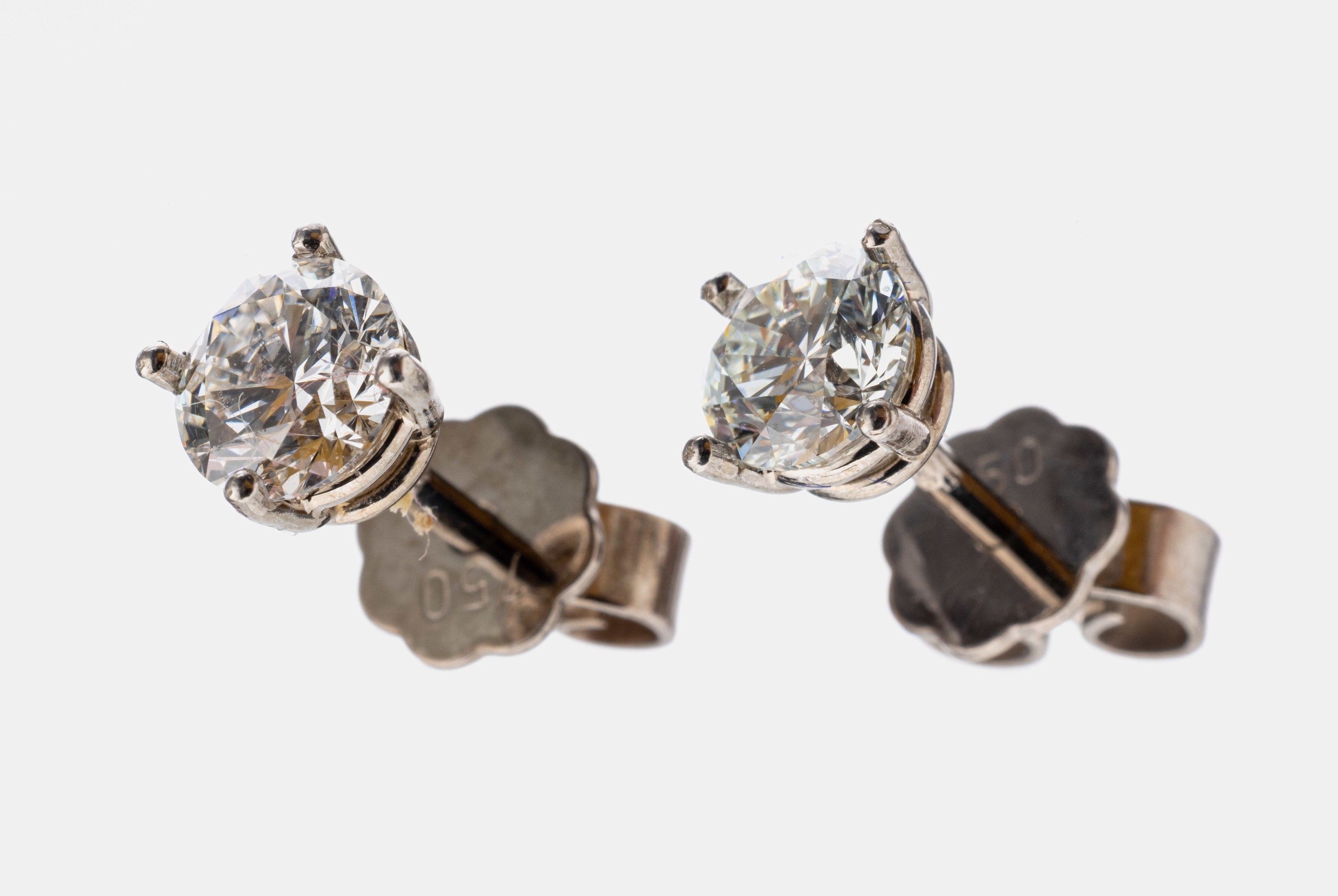 Paar 14 kt Gold Brillant-Ohrstecker, WG 585/000, 2 Brillanten zus. ca. 1.05 ct feines Weiß-Weiß/vs-si