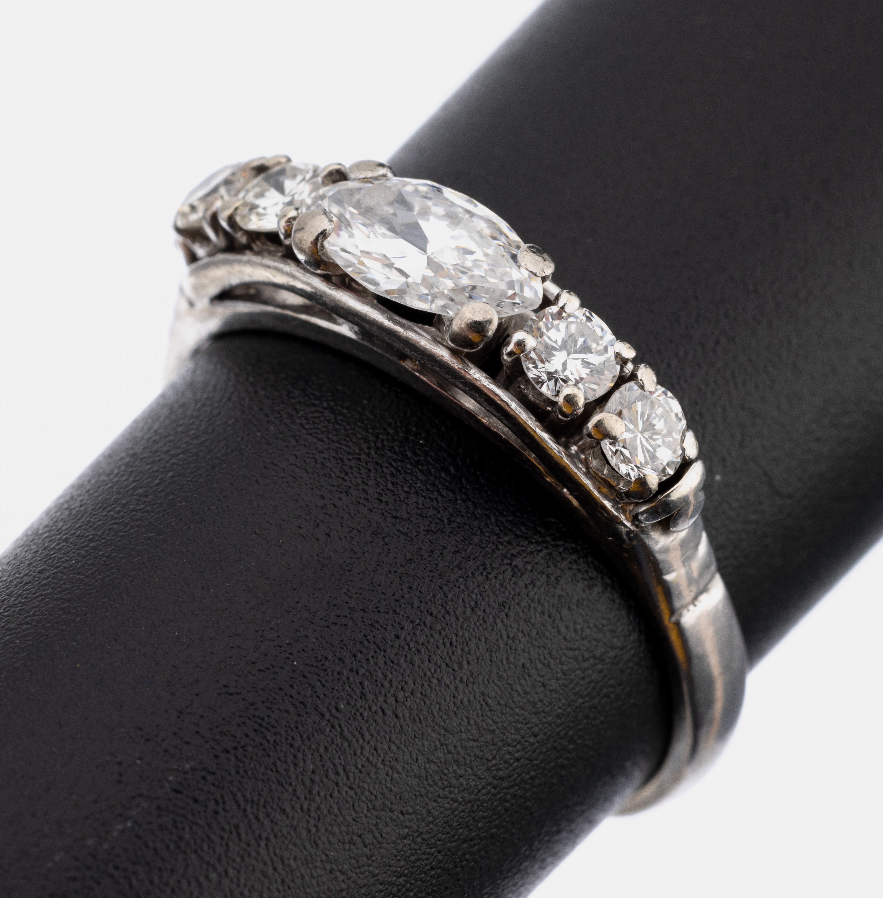 14 kt Gold Diamant-Ring, WG 585/000, Diamant-Navette ca. 0.45 ct Weiß/si, seitl. 4 Brillanten zus. ca. 0.35 ct Weiß/vs-si, RW 55,ca. 3.2 g