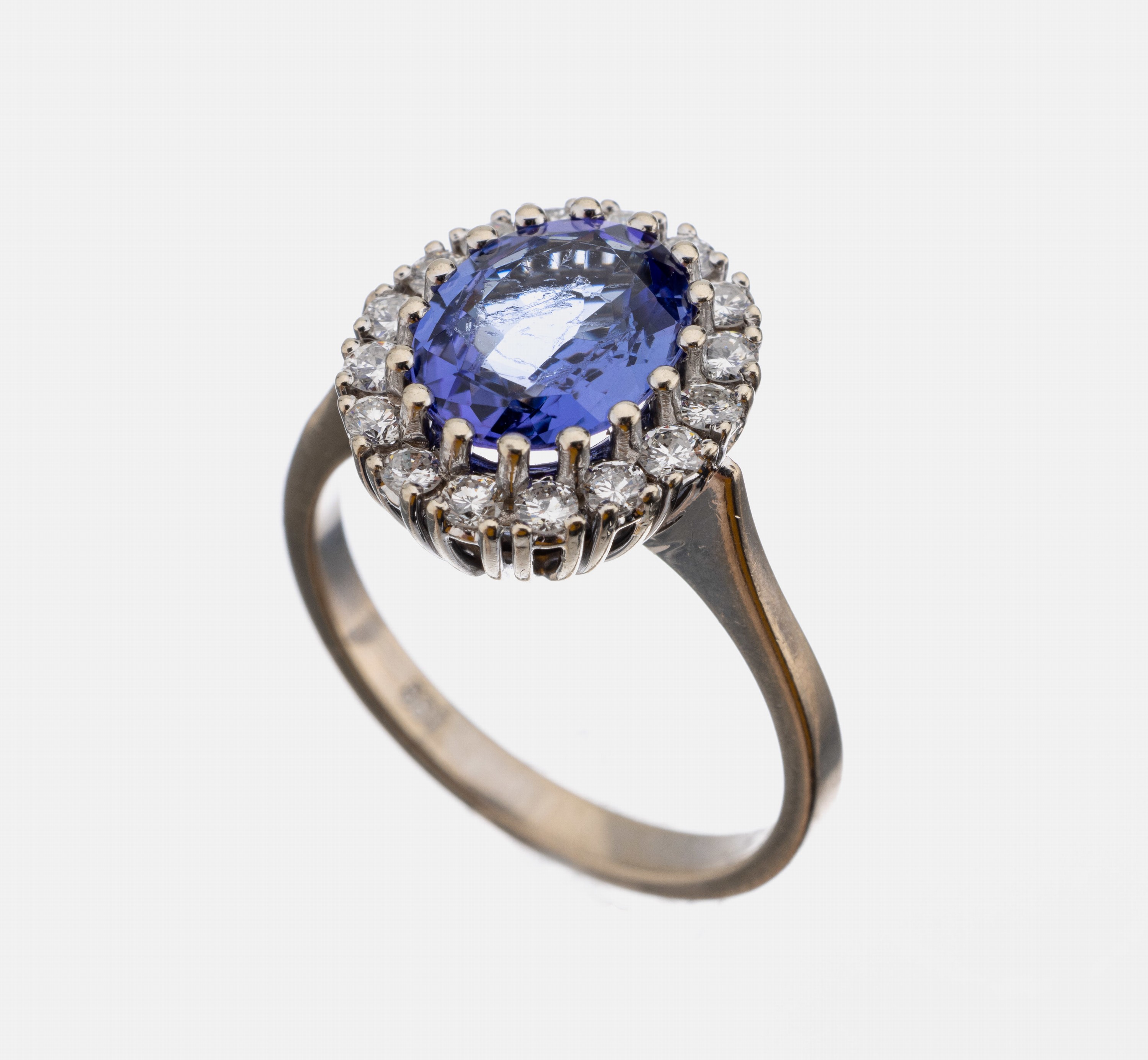 14 kt Gold Tansanit-Brillant-Ring, WG 585/000, ovalfacett. Tansanit ca. 2.52 ct, schöne Farbe, Brillanten zus. ca. 0.60 ct Weiß/vs-si, RW 56, ca. ...