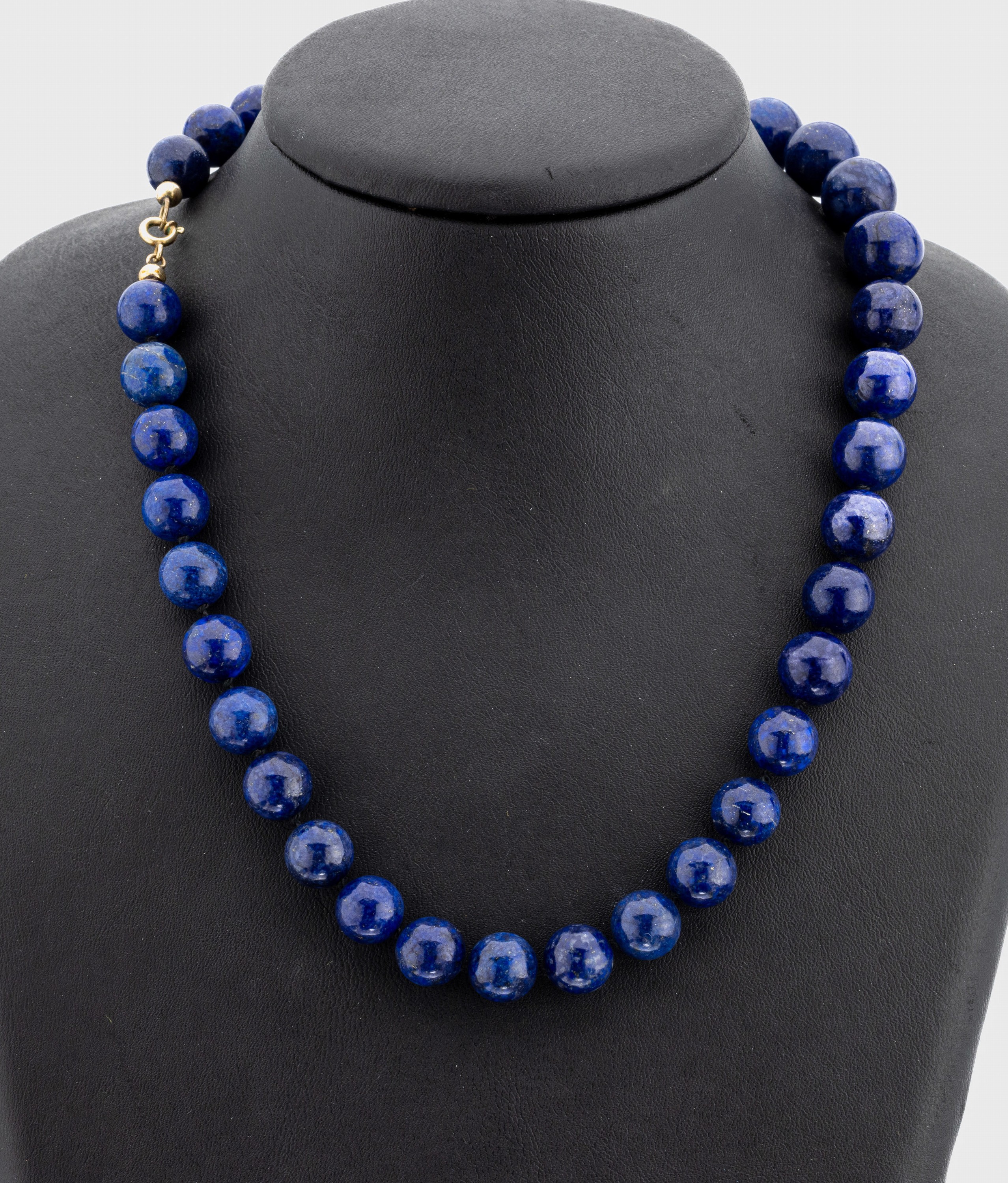 Lapislazuli-Collier, Kugeln im Verlauf, D. ca. 10-13.9 mm, L. ca. 70 cm, Federringschließe Metall