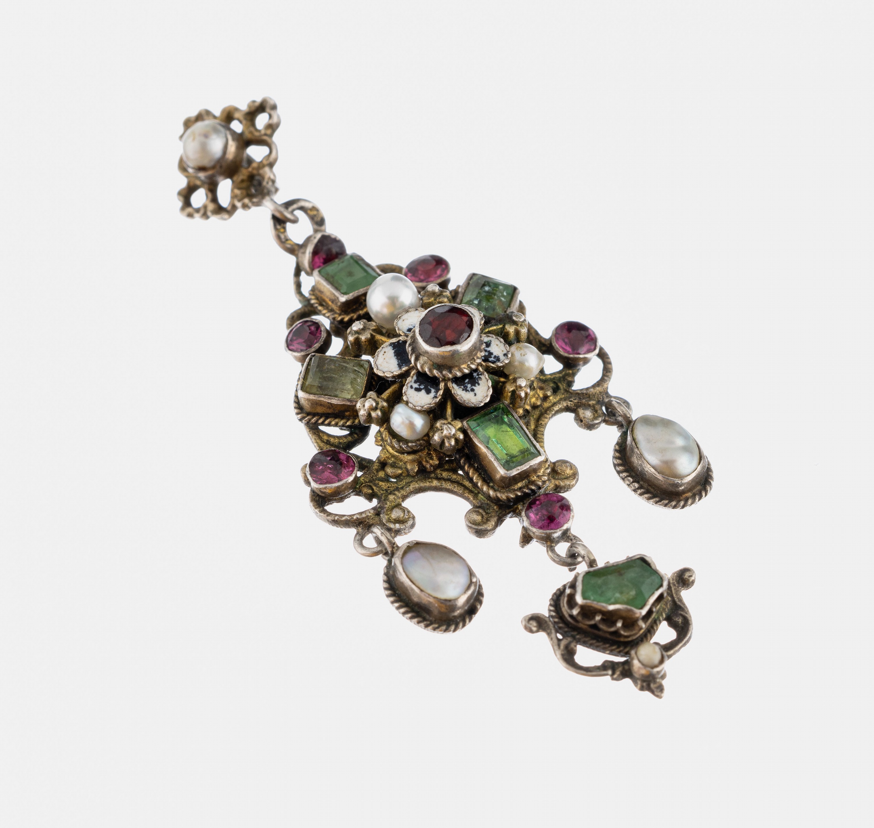 Farbstein-Anhänger, Österreich/Ungarn um 1880, Silber gepr., weiß emaill., Perlmutteinlagen und Perlen, Smaragde, Granateund Turmaline in versch. ...