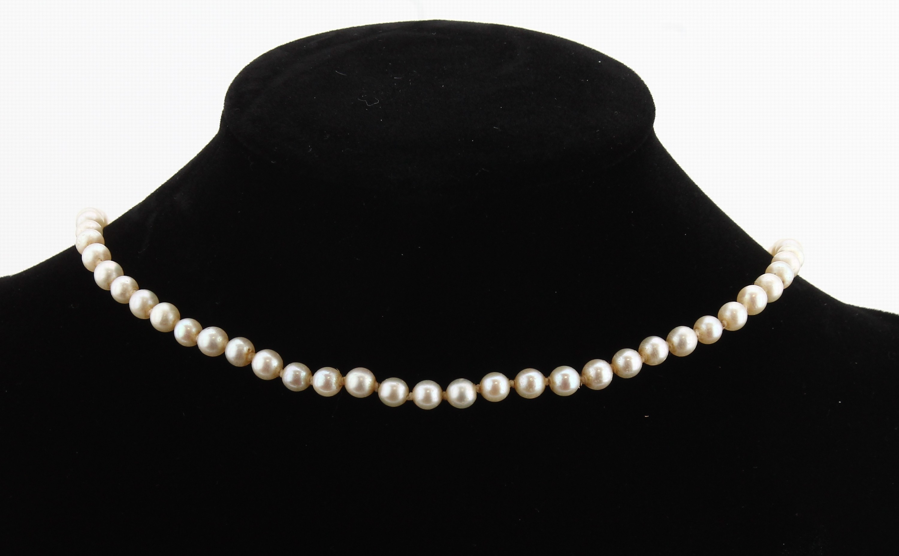 Perl-Collier mit 18 kt Gold Rubine-Brillant- Schließe, WG 750/000, Orientperlen, D. ca. 4-4.5 mm, 2 rundfacett. Rubine zus. ca. 0.20 ct, 3 ...