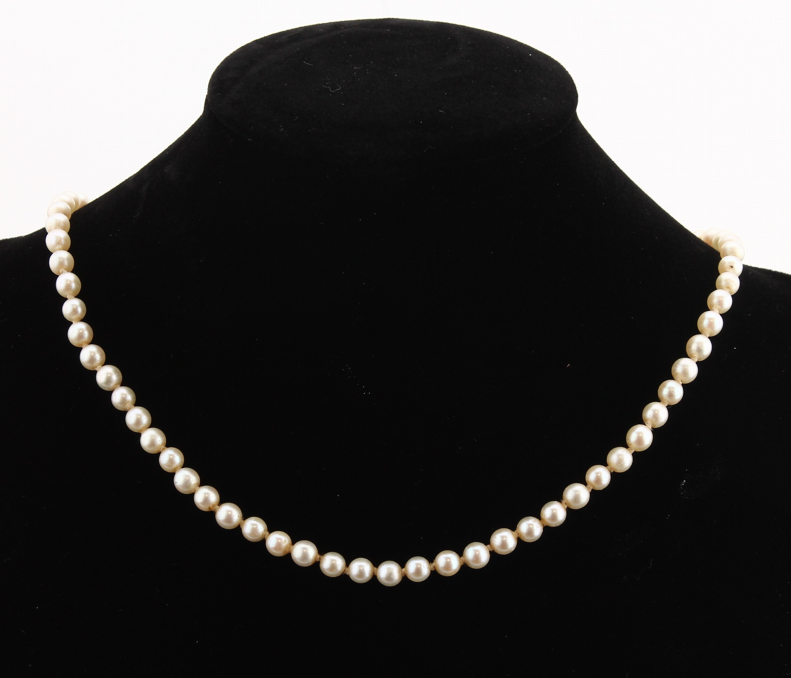 Detail a: Perl-Collier mit 18 kt Gold Rubine-Brillant- Schließe, WG 750/000, Orientperlen, D. ca. 4-4.5 mm, 2 rundfacett. Rubine zus. ca. 0.20 ct, 3 ...
