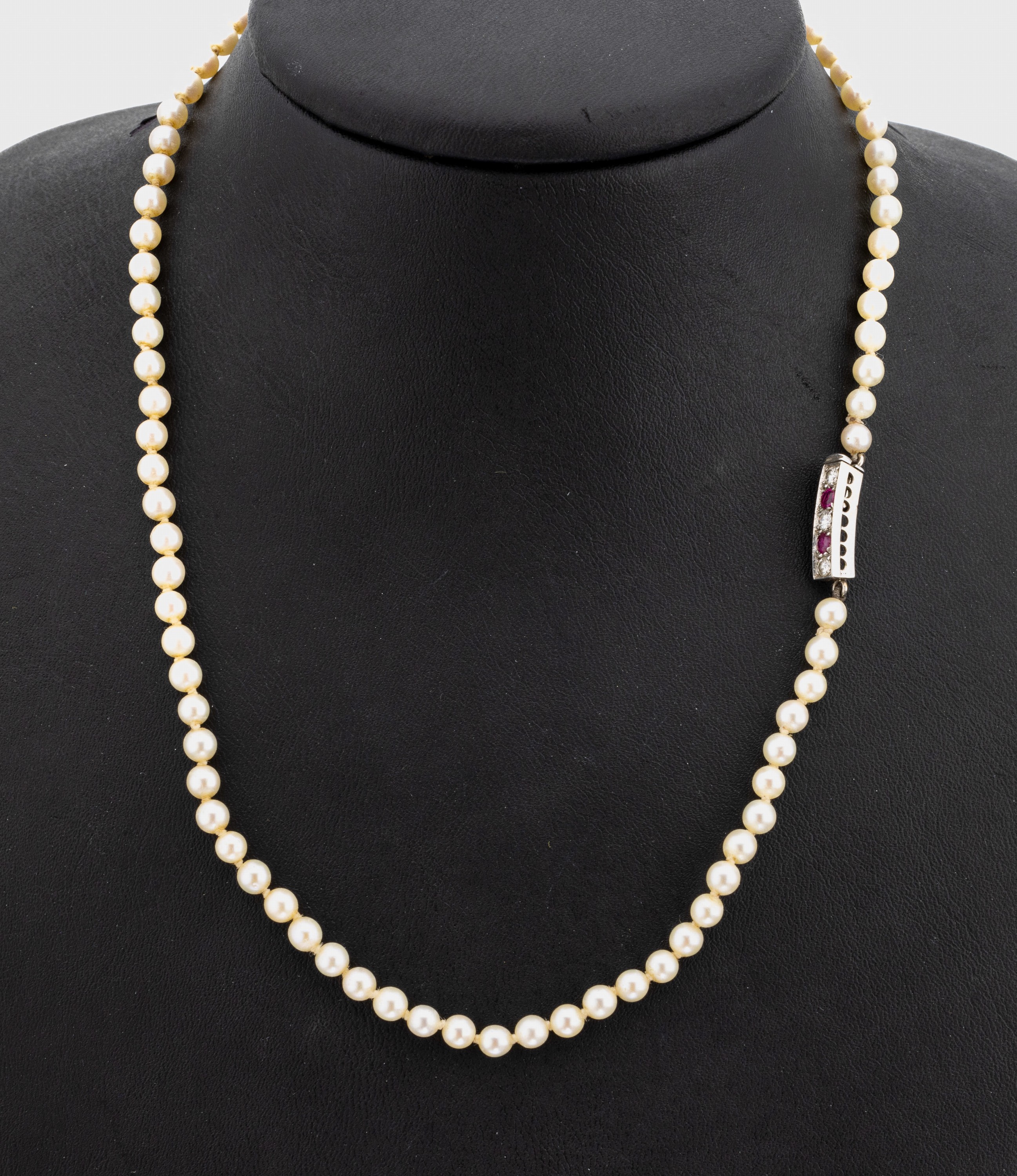 Detail c: Perl-Collier mit 18 kt Gold Rubine-Brillant- Schließe, WG 750/000, Orientperlen, D. ca. 4-4.5 mm, 2 rundfacett. Rubine zus. ca. 0.20 ct, 3 ...