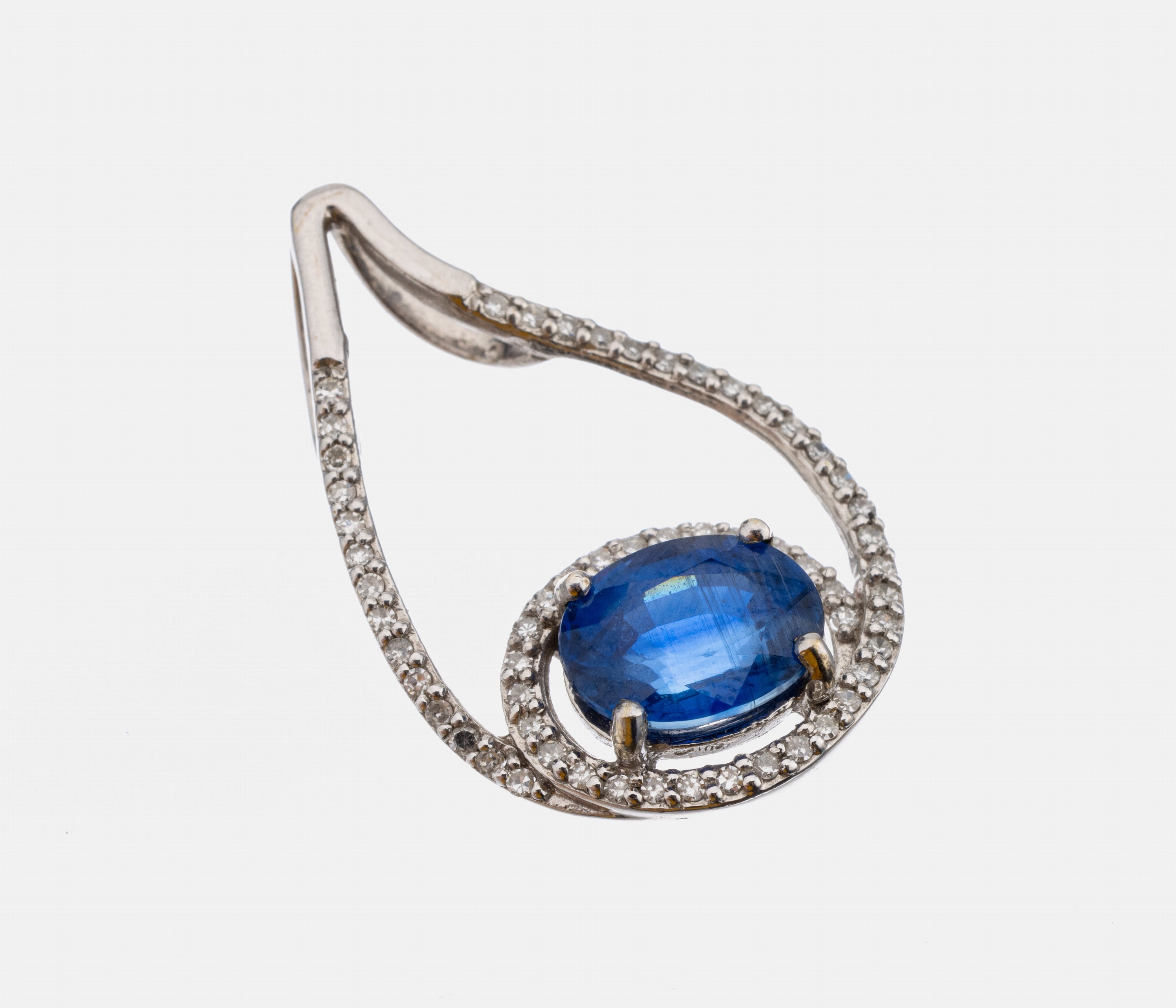 9 kt Gold Saphir-Diamant-Anhänger, WG 375/000, ovalfacett. Saphir ca. 2.0 ct, Diamanten zus. ca. 0.40 ct Weiß/vs-si, ca. 2.8g, L. ca. 2.8 cm