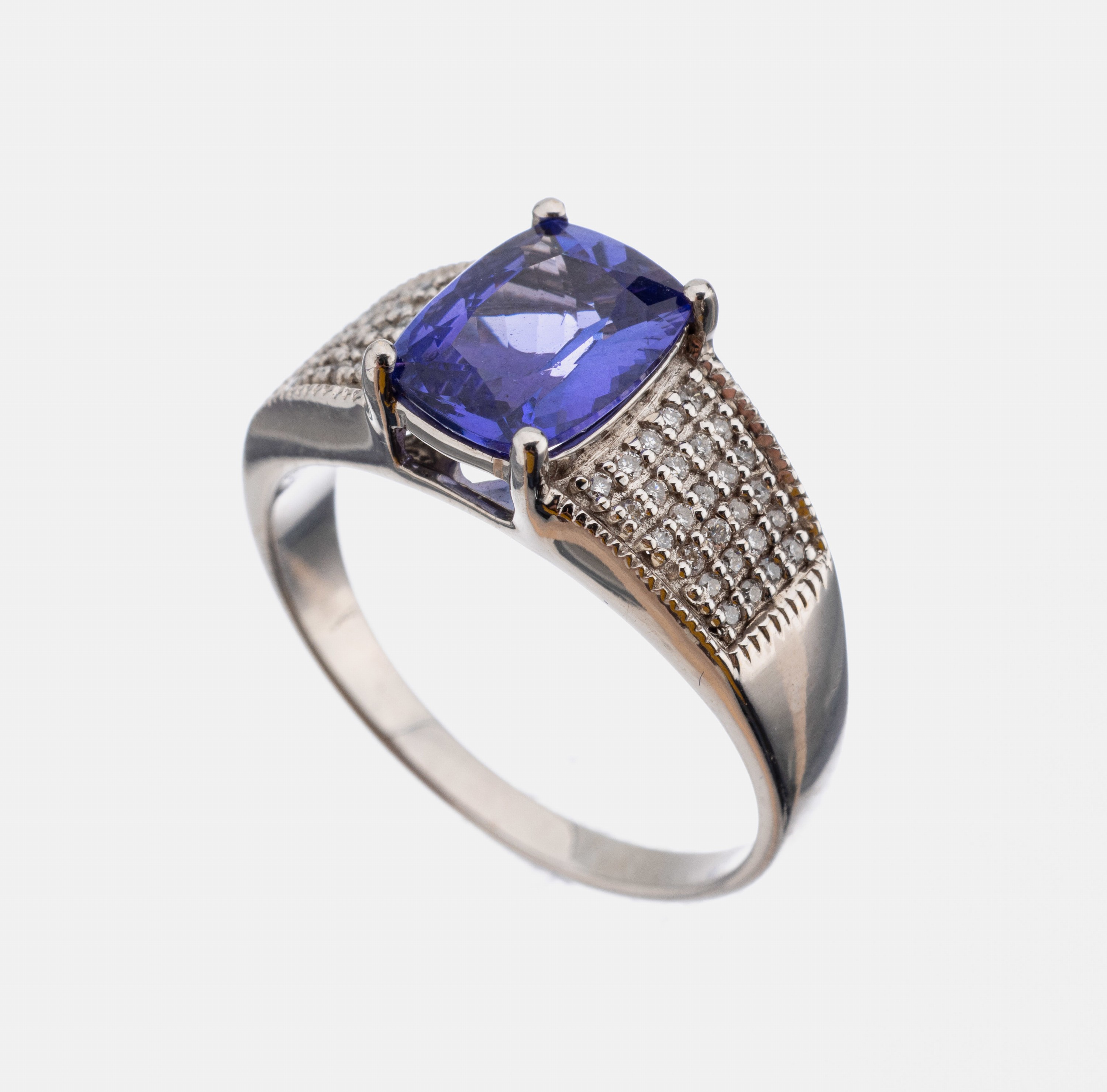18 kt Gold Tansanit-Brillant-Ring, WG 750/000, facett. Tansanit ca. 2.05 ct, Brillanten zus. ca. 0.50 ct Weiß/vs-si, RW 56,ca. 5.1 g
