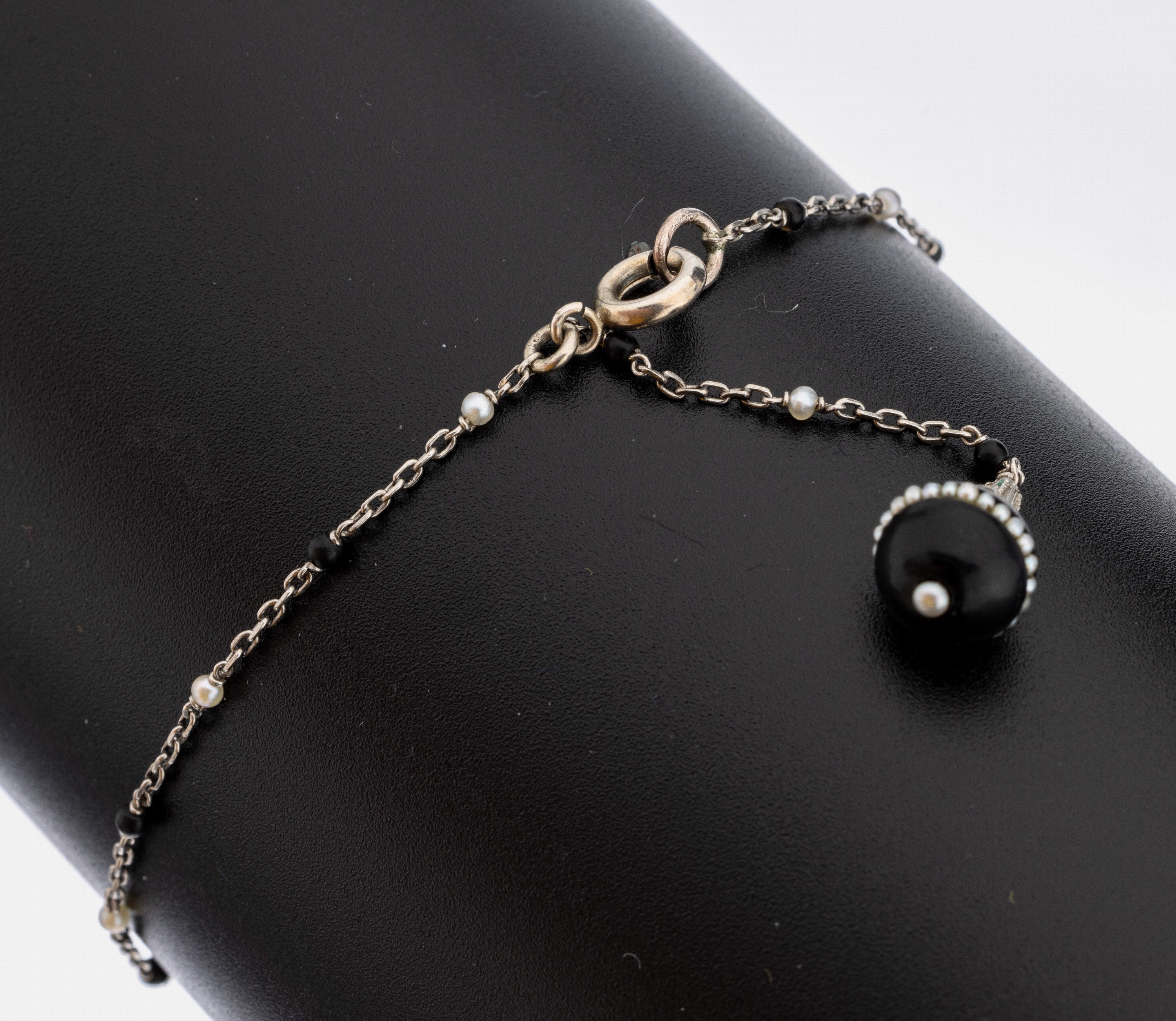 Art Deco Platin Onyx-Perl-Diamant-Armband, 1920er Jahre, Pt gepr., Abhängung aus Onyx mit Orientperlen und kl. Diamantrosen, L. ca. 17.5 cm, ...