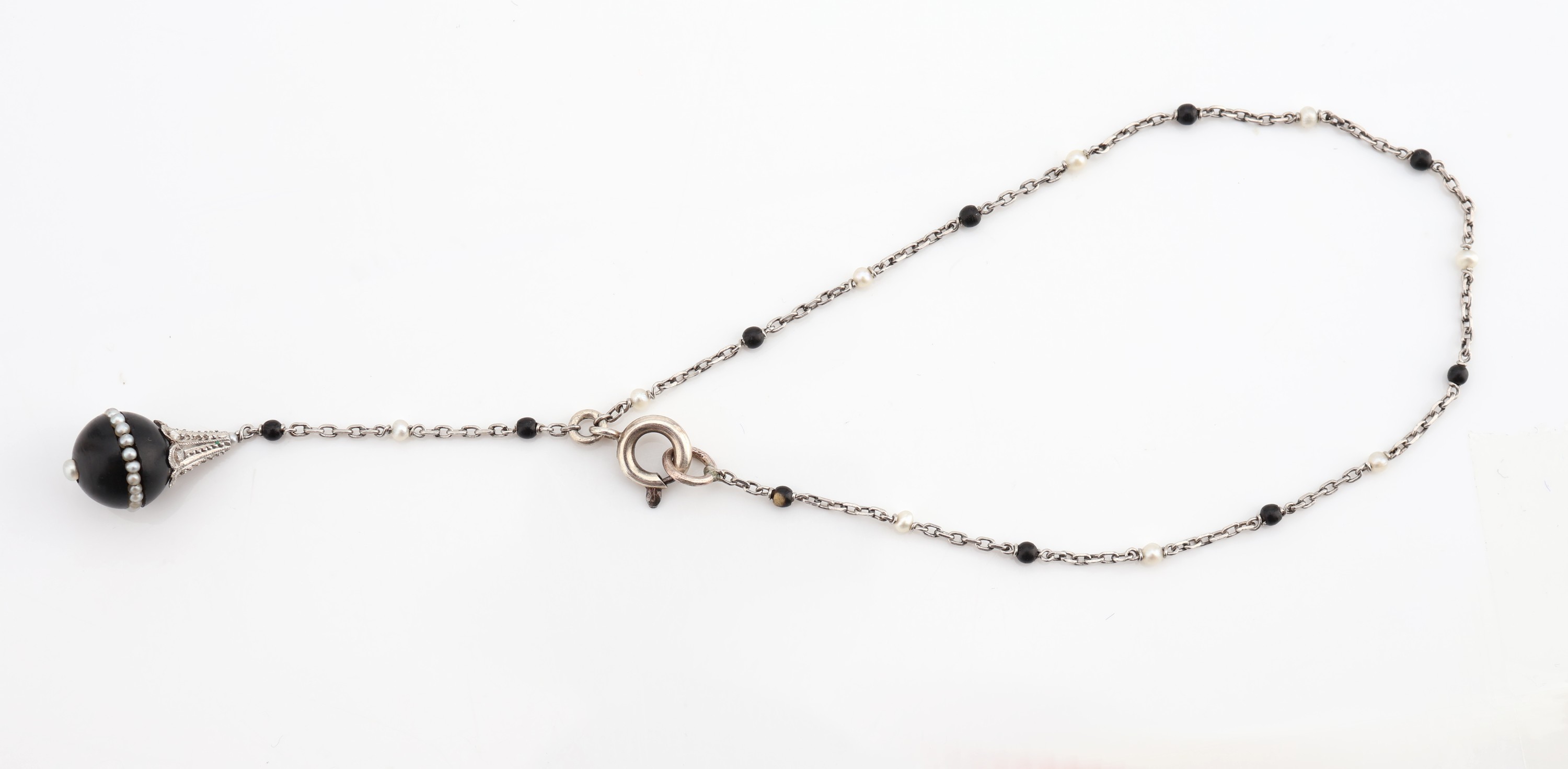 Detail a: Art Deco Platin Onyx-Perl-Diamant-Armband, 1920er Jahre, Pt gepr., Abhängung aus Onyx mit Orientperlen und kl. Diamantrosen, L. ca. 17.5 cm, ...