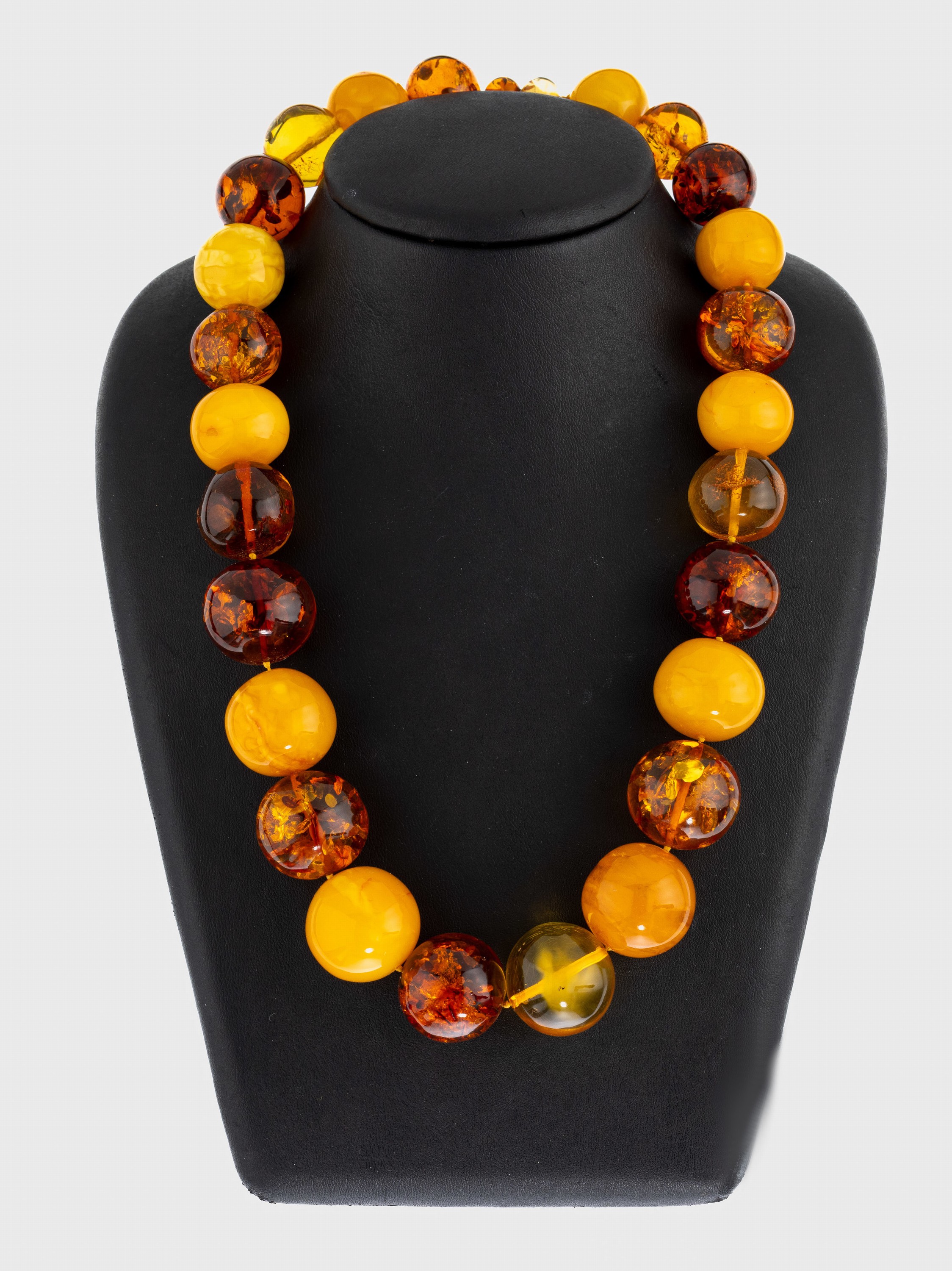 Bernstein-Collier, Butterscotch und Bernsteinmix, l. unrunde Kugeln D ca. 18 - 24 mm, l. Verlauf, Bernsteinschraubschließe, L. ca. 55 cm