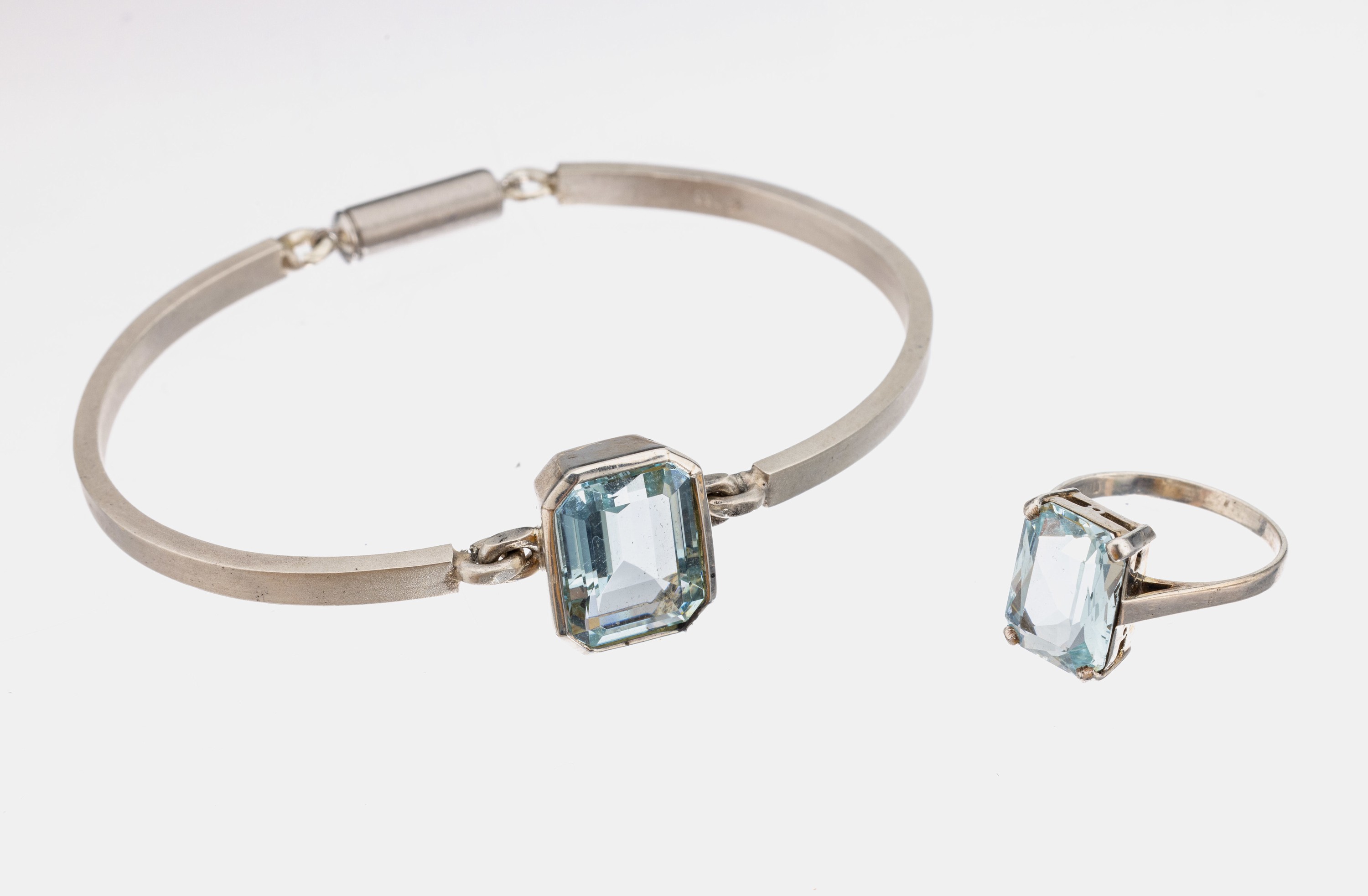 Aquamarin-Schmuckset, 925er Silber, best. aus: Armreif und Ring, 2 facett. Aquamarine im Emerald Cut zus. ca. 6.5 ct, RW 52, Magnetschließe, D. ca. ...