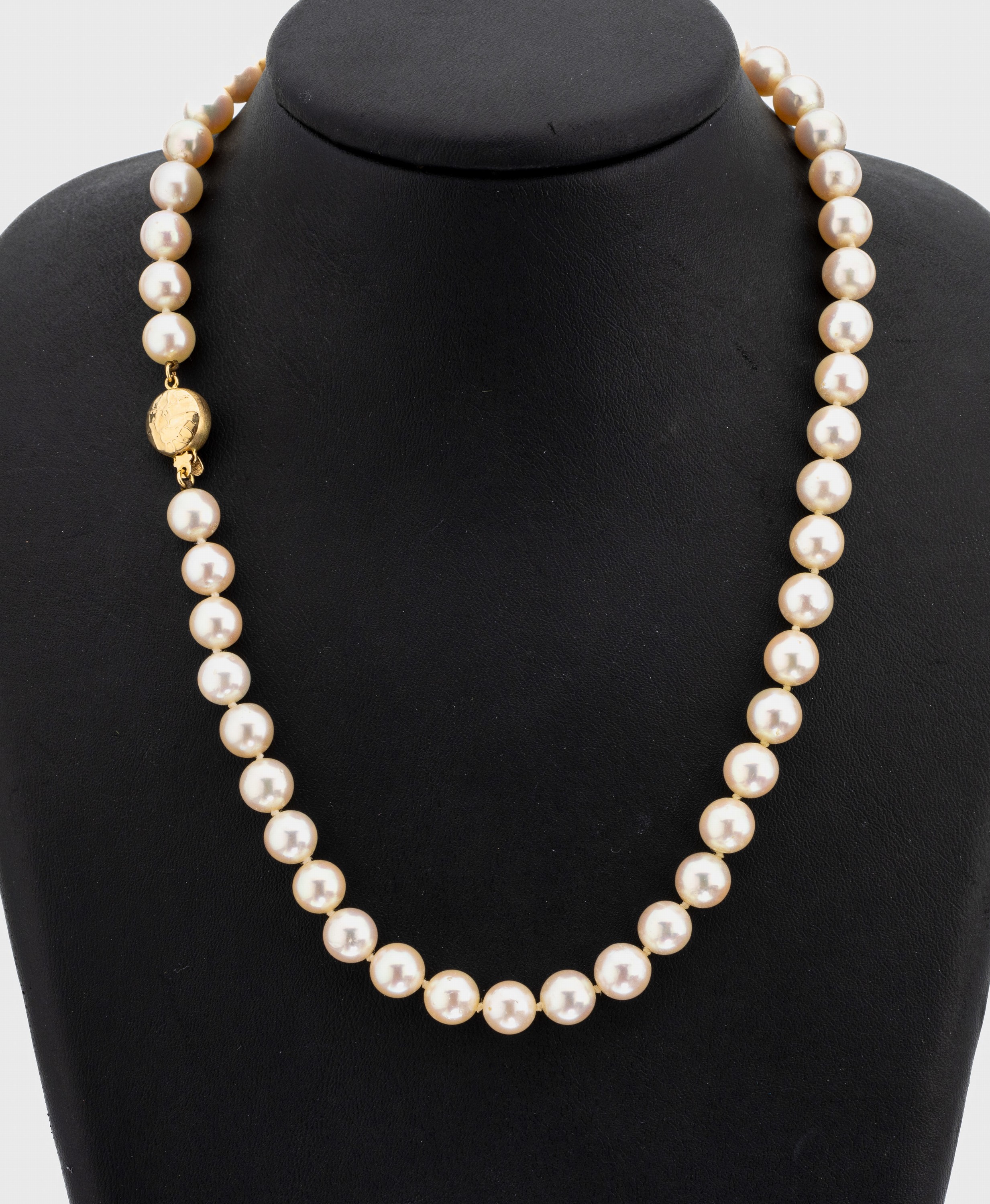 Zuchtperl-Collier mit 14 kt Gold Schließe, GG 585/000, cremefarb. Akoyazuchtperlen, D. ca. 8.1-8.3 mm, nat. Merkmale, L. ca. 45 cm