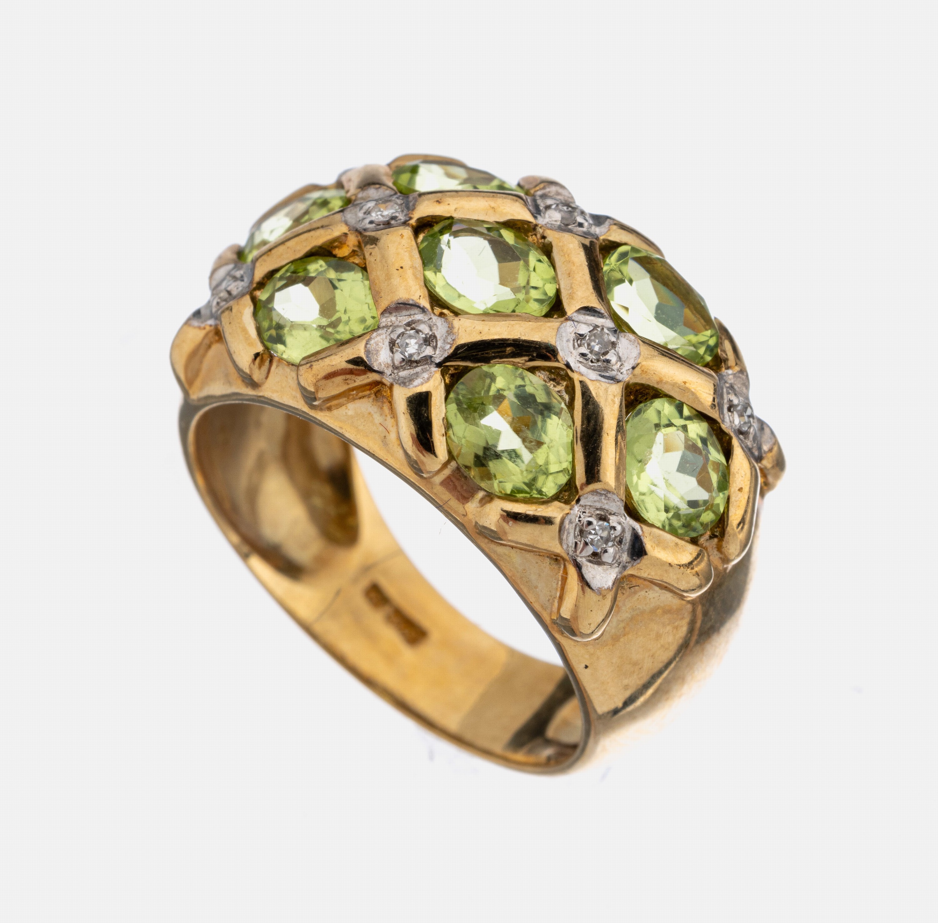 9 kt Gold Peridot-Diamant-Ring, GG 375/000,ovalfacett. Peridots zus. ca. 2.0 ct, 8 8/8- Diamanten zus. ca. 0.06 ct Weiß/si, ca. 5.0 g,RW 54