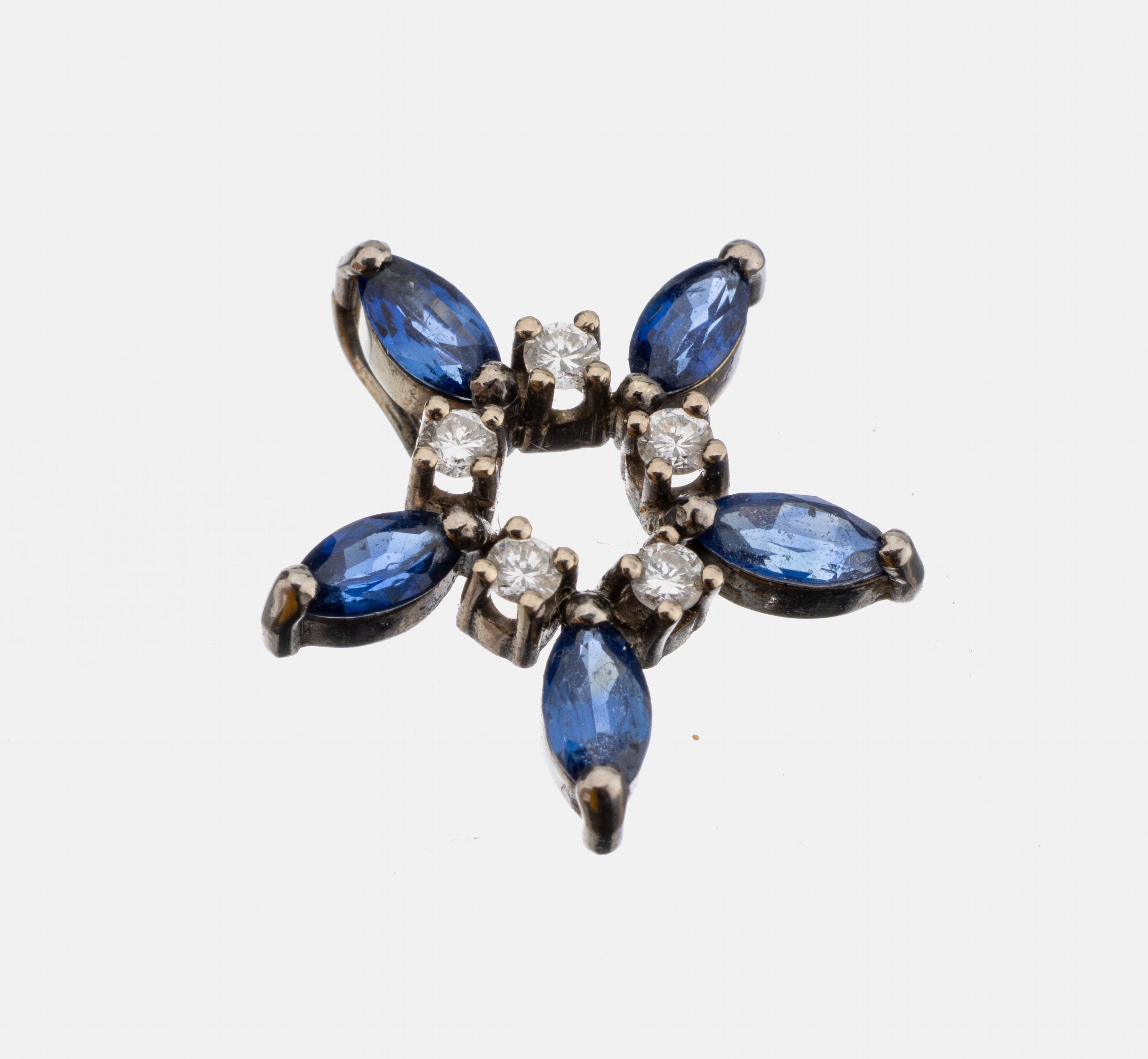 18 kt Gold Saphir-Brillant-Anhänger, WG 750/000, 5 Saphir-Navettes zus. ca. 0.30 ct, 5 Brillanten zus. ca. 0.12 ct feines Weiß-Weiß/vs-si, ca. ...