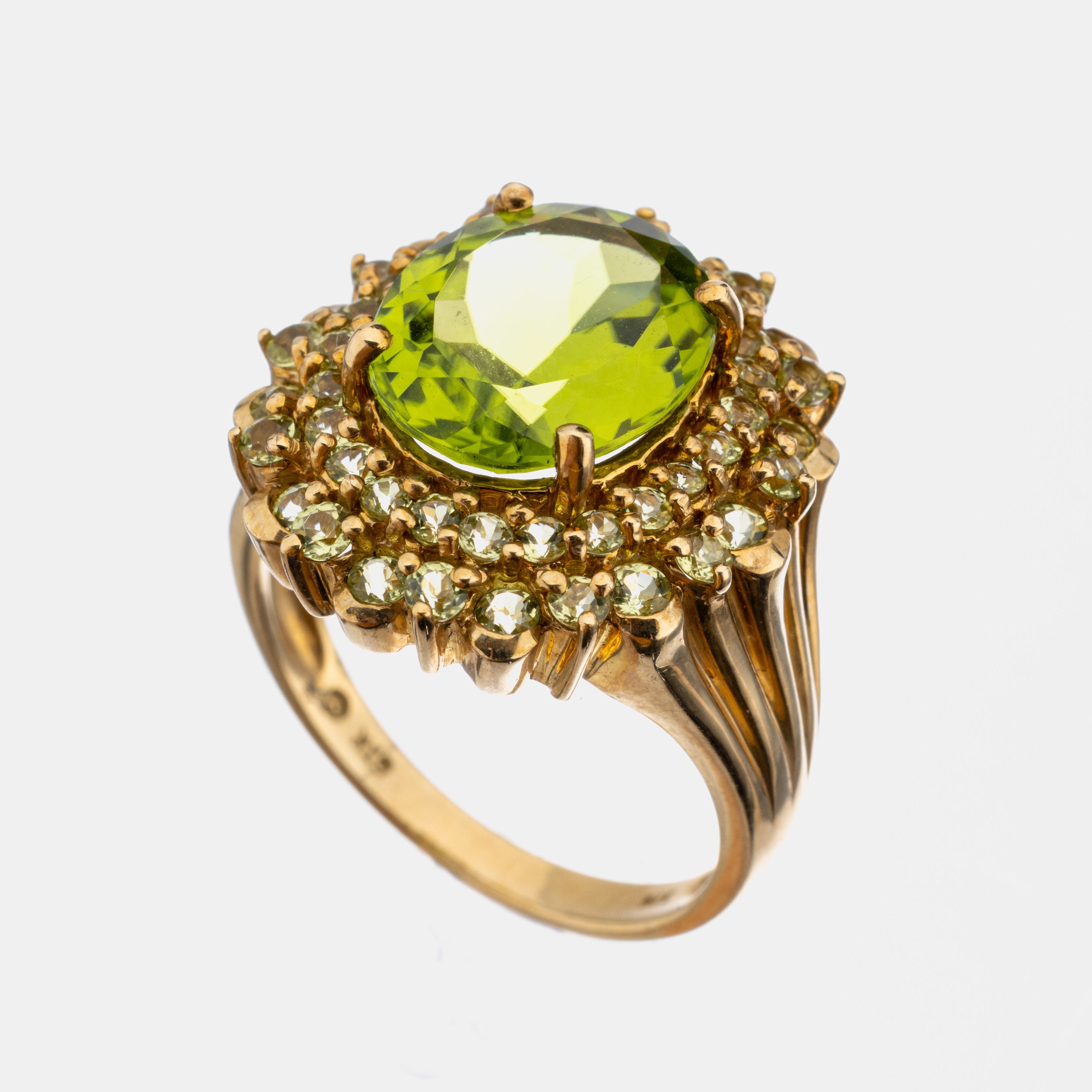 9 kt Gold Peridot-Ring, GG 375/000, rund- und ovalfacett. Peridots zus. ca. 6.0 ct, ca. 7.5 g, RW 56.5