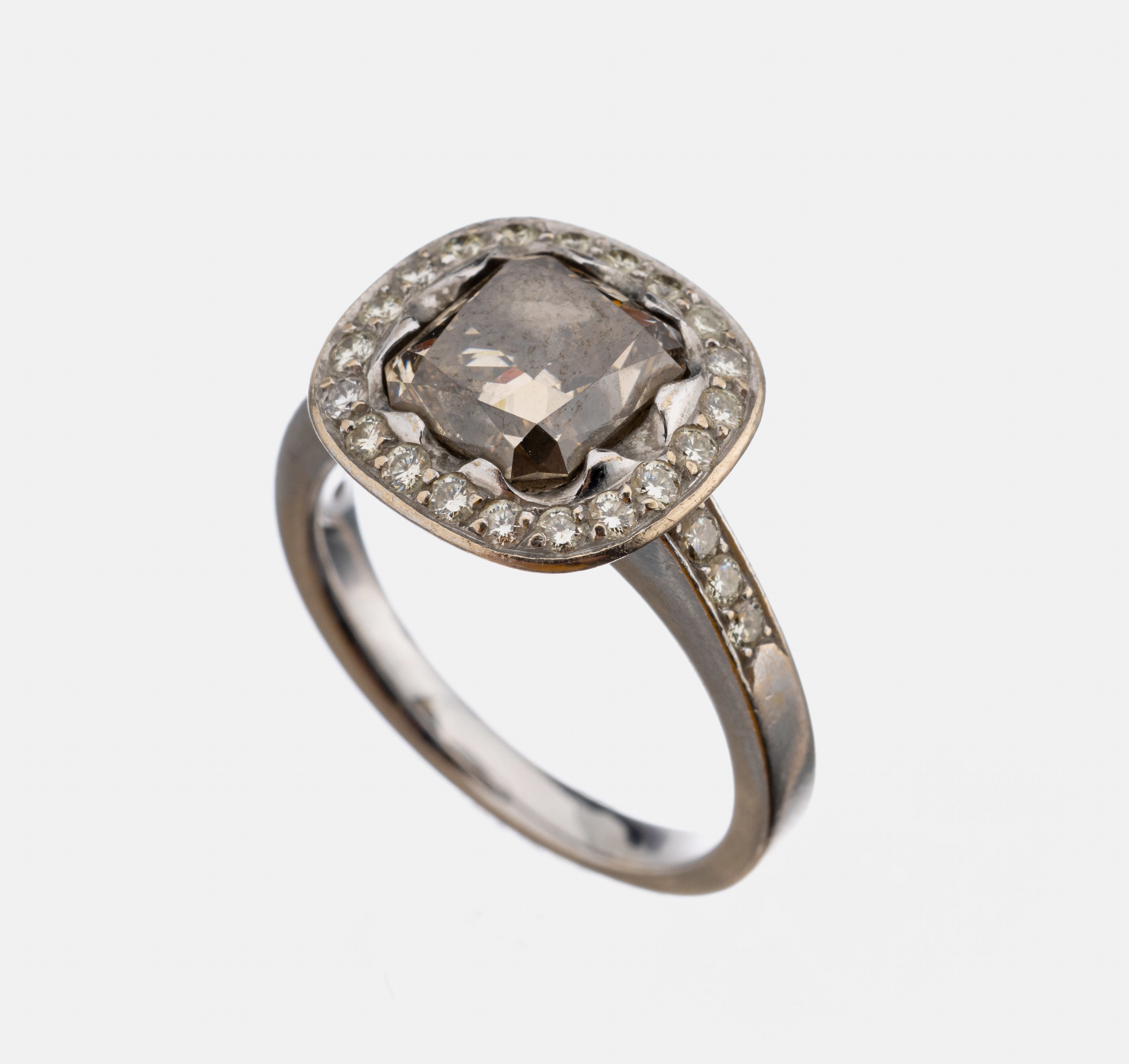 18 kt Gold Diamant-Ring, WG 750/000, mittigDiamant Radiant ca. 2.50 ct Getönt/vs-si, 26 Brillanten zus. ca. 0.58 ct Weiß-l.get. Weiß/si, ca. 7.8 ...