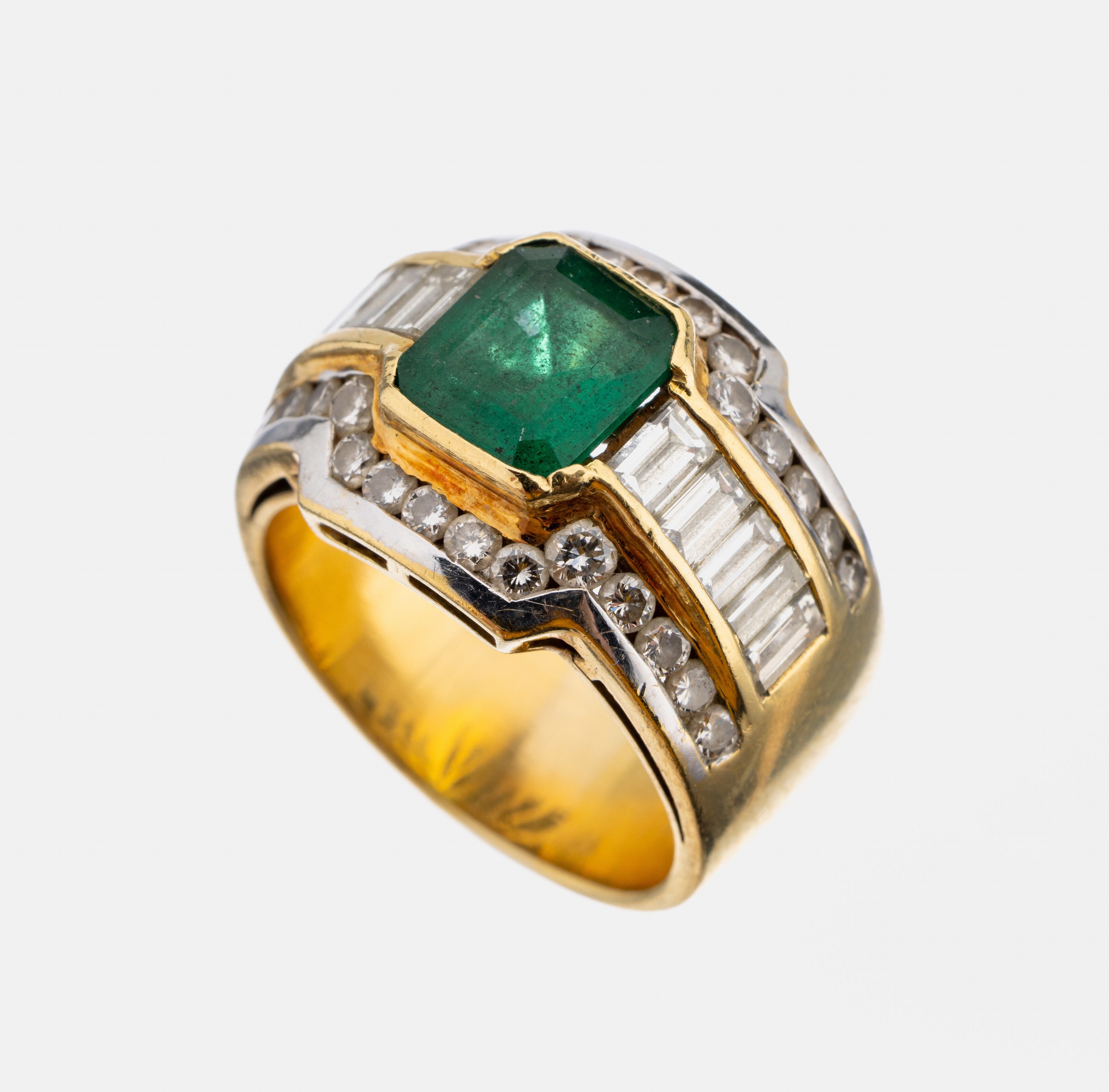 18 kt Gold Diamant-Smaragd-Ring, GG/WG 750/000, Smaragd im Emerald Cut ca. 2.80 ct, 10 Diamant-Baguettes und 30 Brillanten zus. ca. 2.00 ct ...