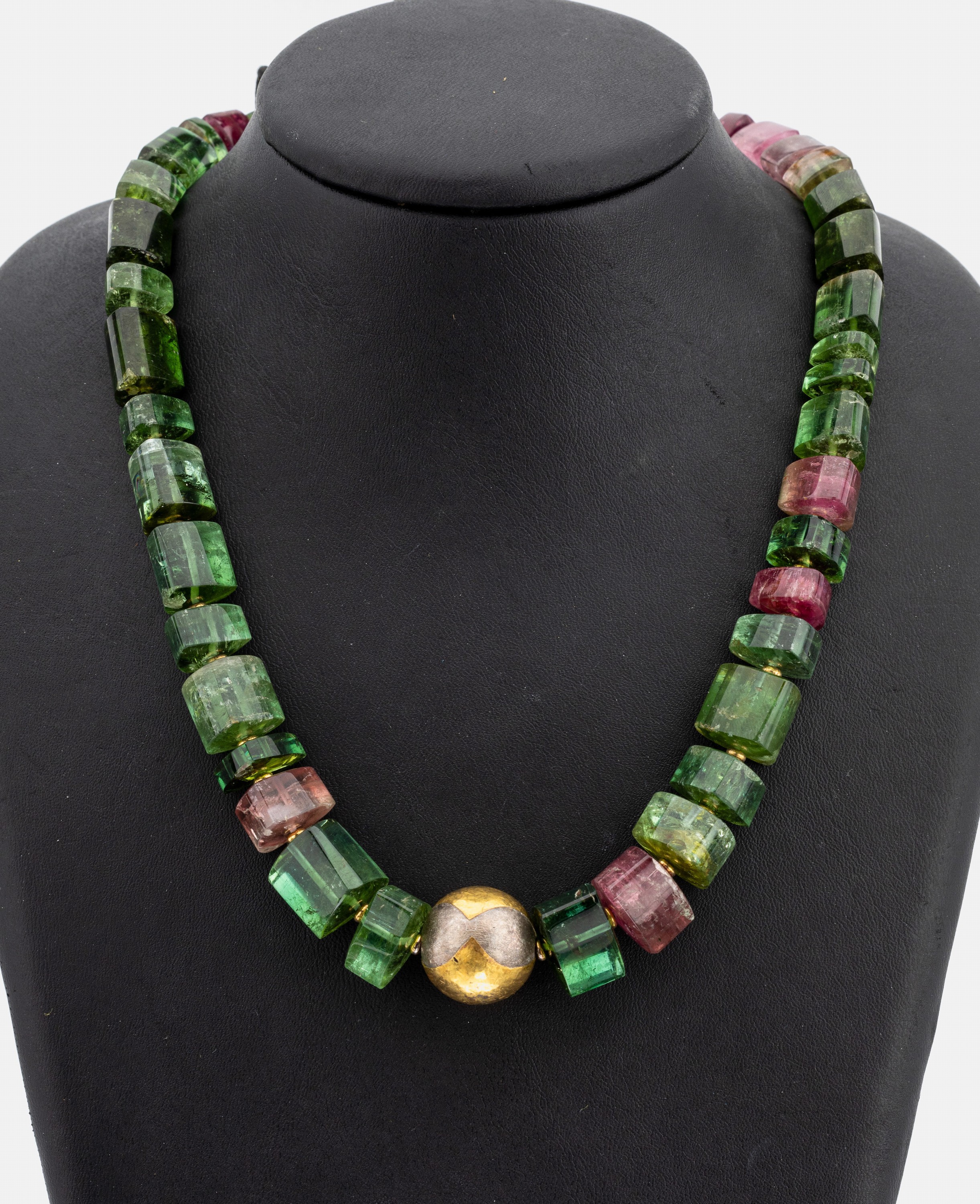 Ausgefallenes Turmalin-Designercollier, Schließe und Zwischenkugel Silber z.T. verg. bzw. Goldauflage, grüne und rosefarbene Turmalinscheiben in ...