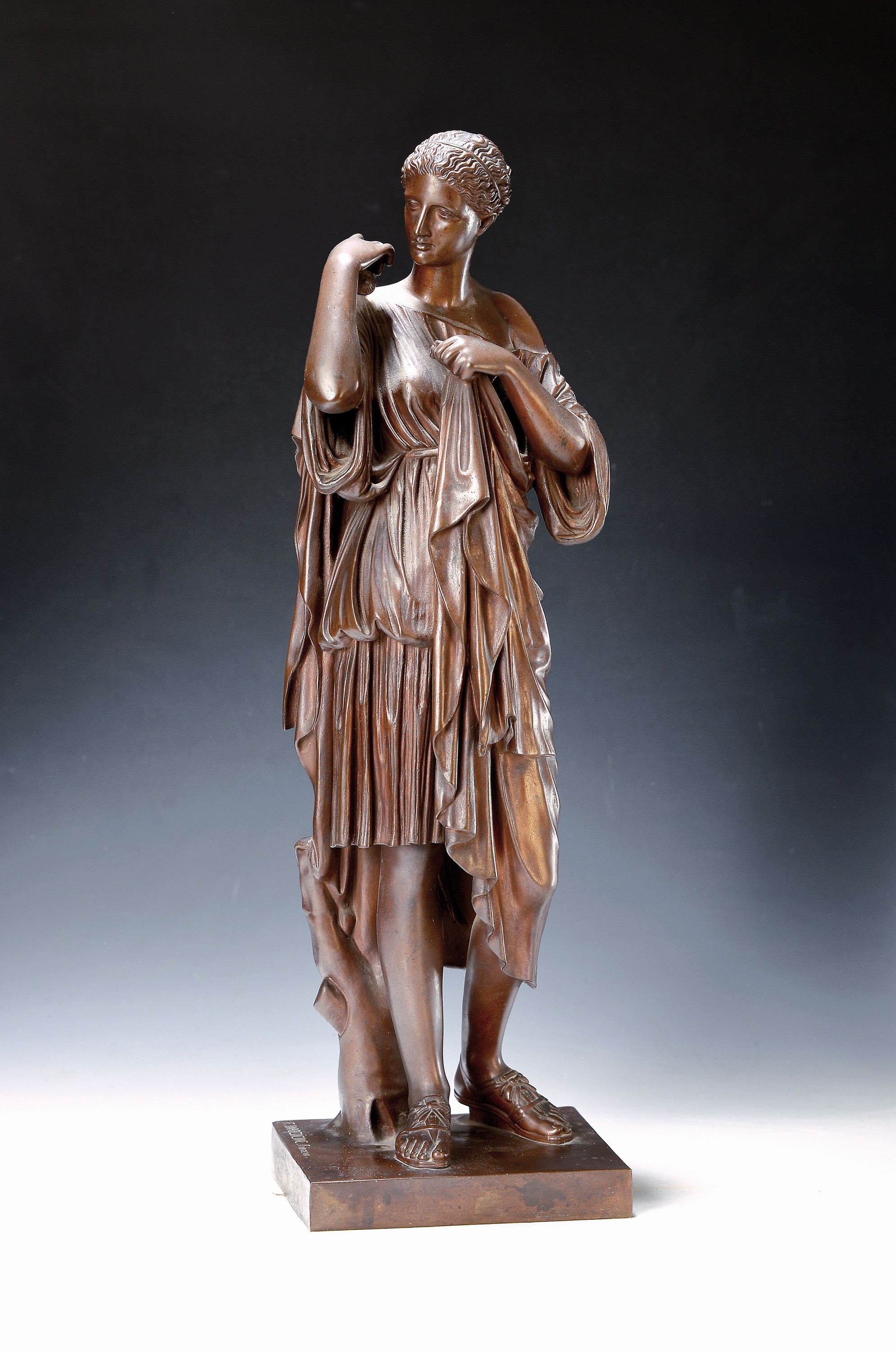 Die stehende Diana von Gabii, Bronzeskulptur nach der lebensgroßen antiken Marmorskulptur, sign. F. Barbedienne Fondeur, H. ca. 51cm