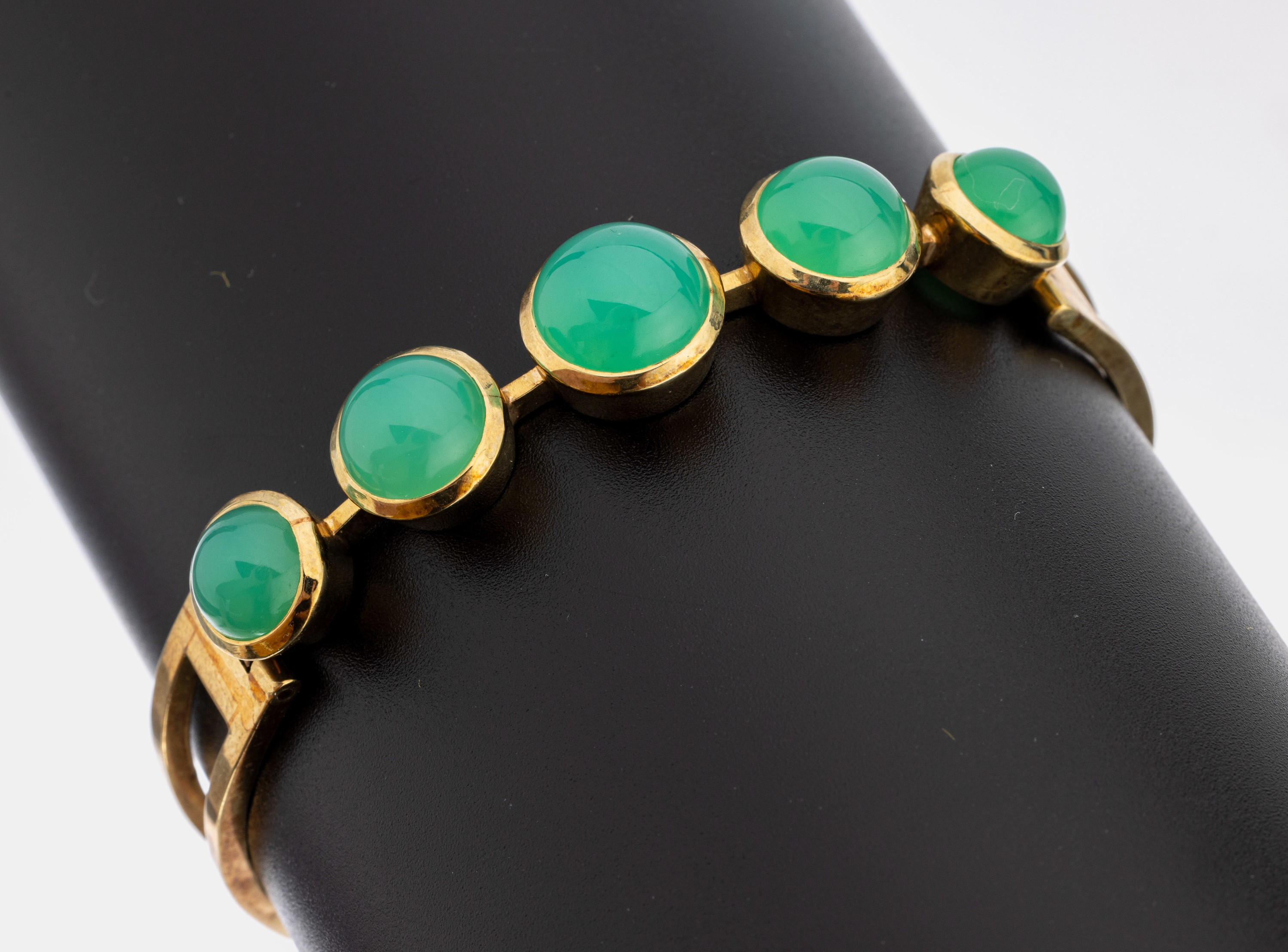 14 kt Gold Chrysopras-Armreif, GG 585/000, 5 Chrysopras-Cabochons im Verlauf von guter Farbe, ca. 27.8 g, Klappscharnier, D. ca. 6 cm