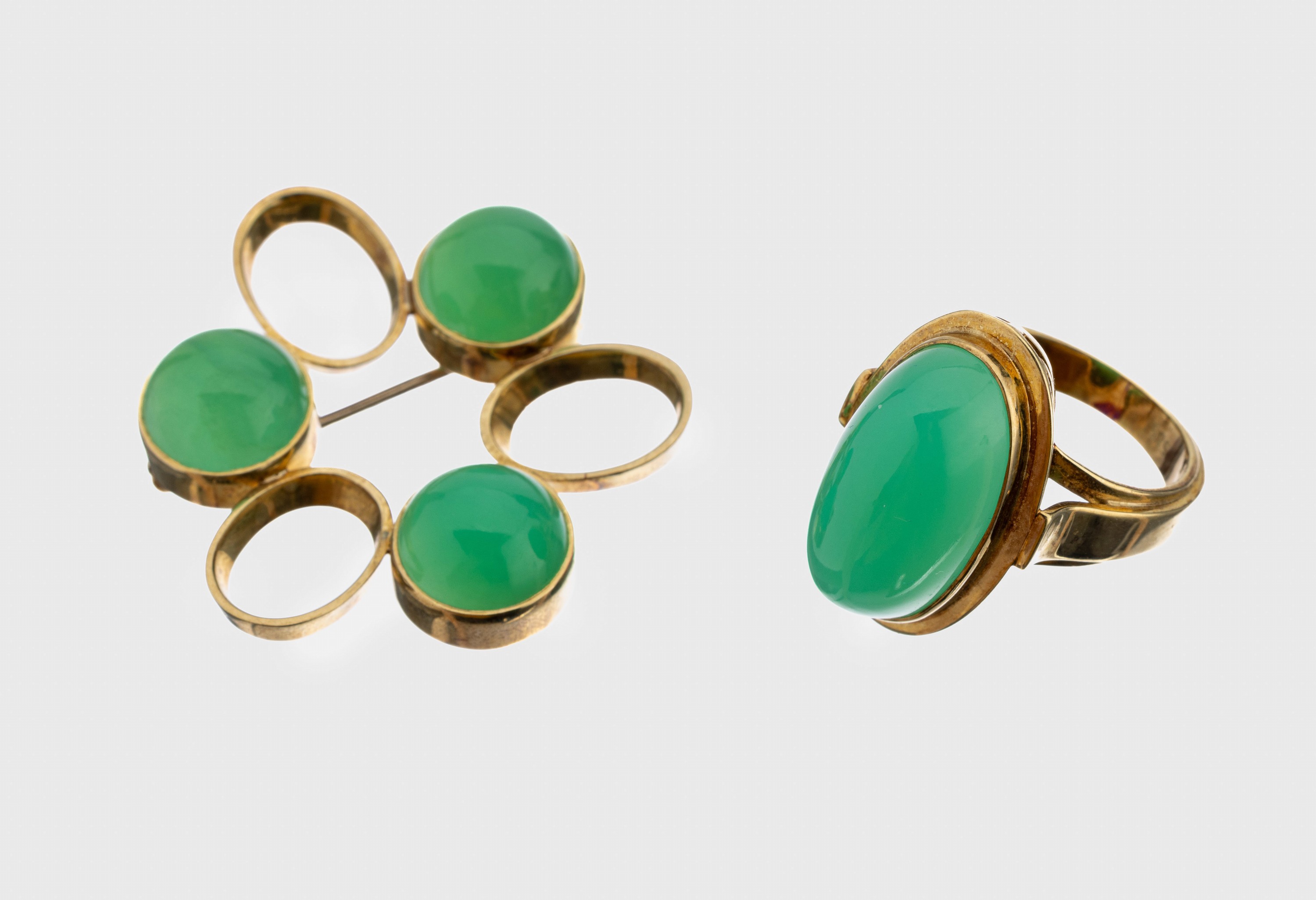 14 kt Gold Chrysopras-Schmuckset, GG 585/000, best. aus: Ring, RW 50.5, und Brosche, Ring mit ovalem Chrysoprascabochon, Brosche mit 3 runden ...