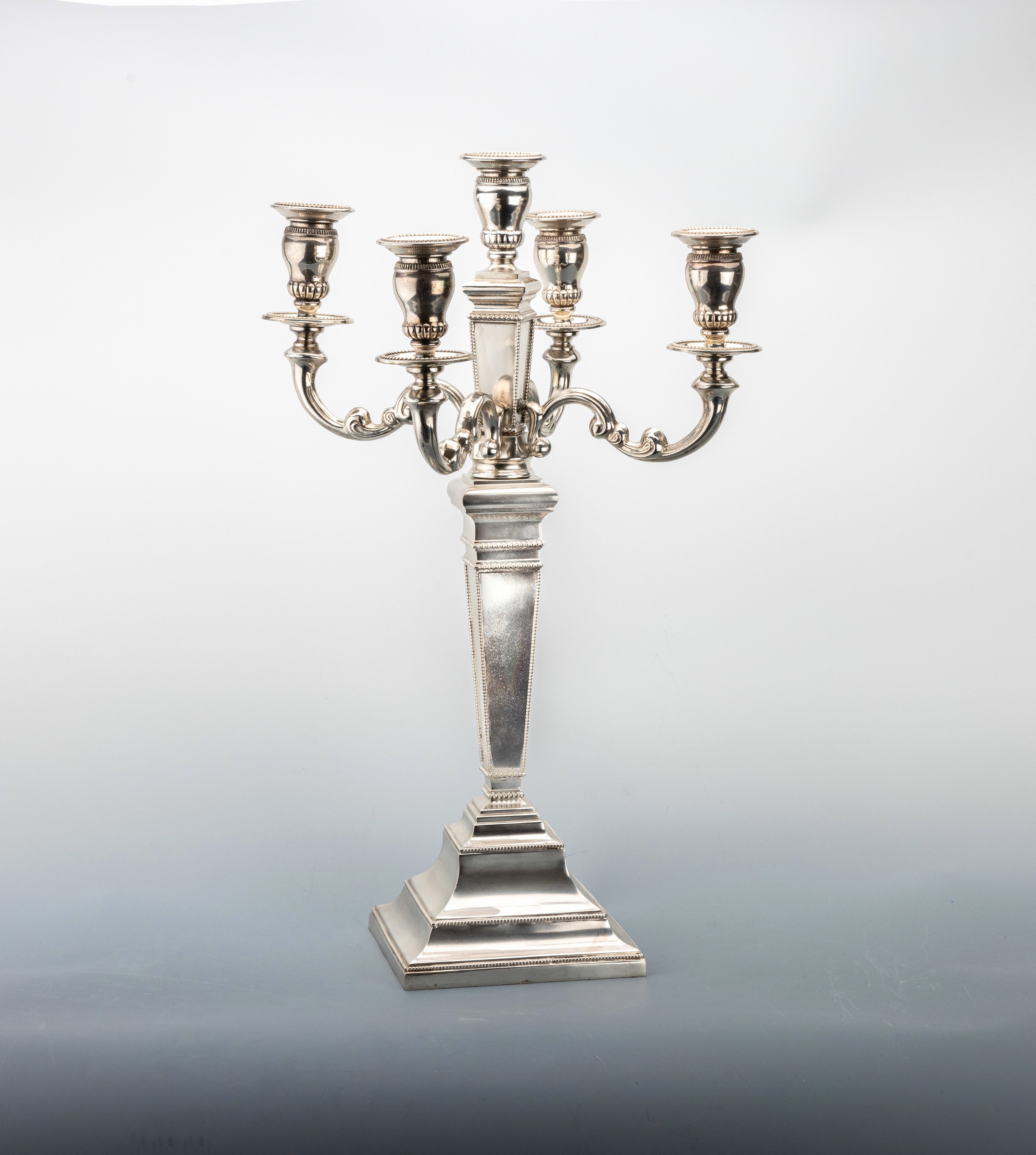 5-flammiger Kerzenleuchter, 925er Silber, gerade geometrische Form, Perlleistenver- zierung, ca. 1570 g, H ca. 50 cm