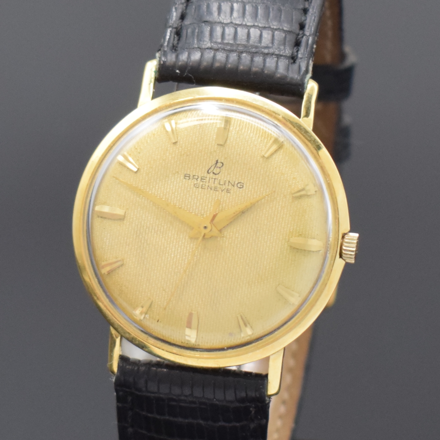 Detail a: BREITLING Herrenarmbanduhr in GG 750/000 Referenz 3306, Schweiz um 1964, Boden mit Widmungsgravur aufgedr., guill. u. verg. Bl. mit aufges. ...