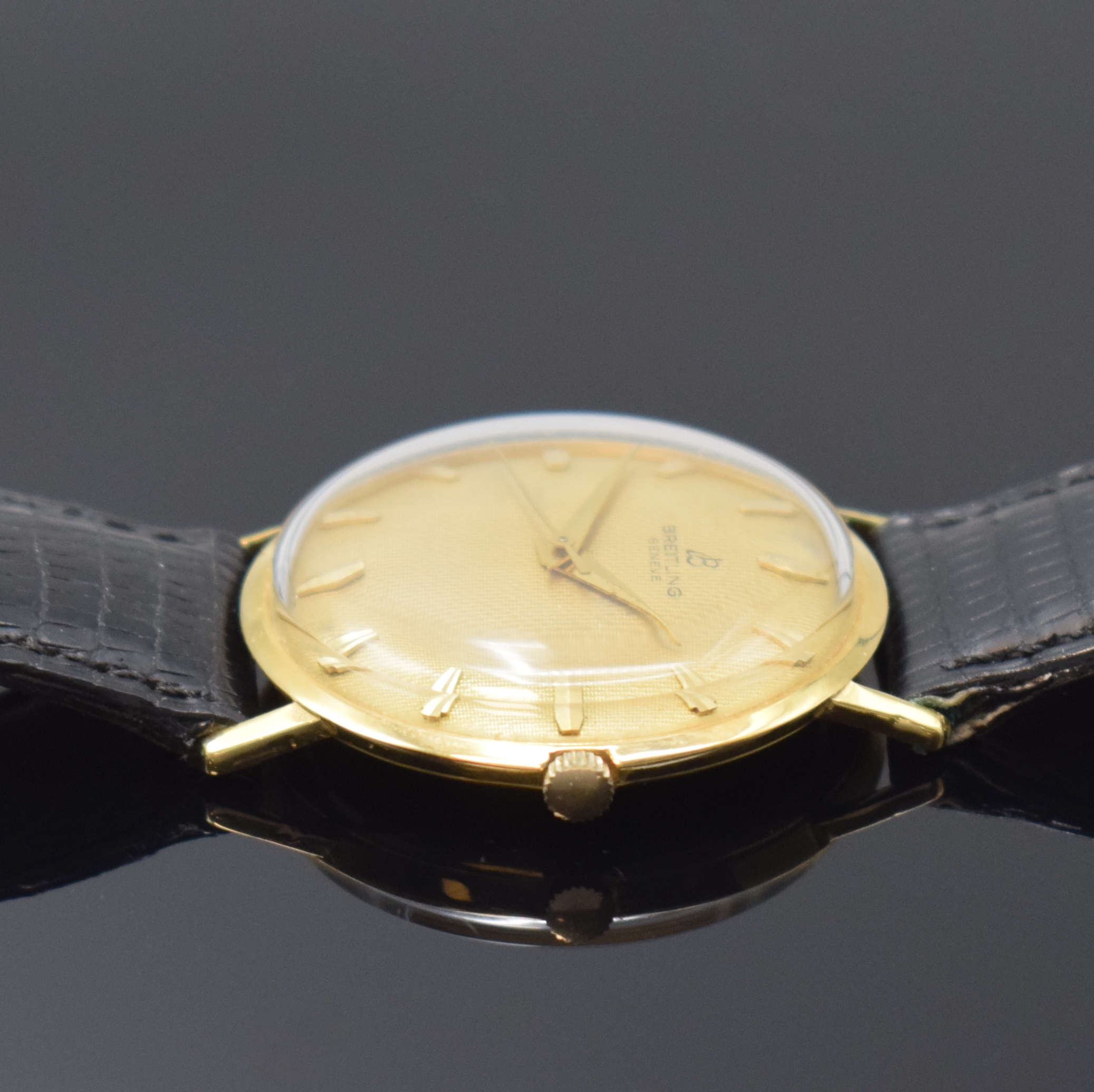 Detail b: BREITLING Herrenarmbanduhr in GG 750/000 Referenz 3306, Schweiz um 1964, Boden mit Widmungsgravur aufgedr., guill. u. verg. Bl. mit aufges. ...