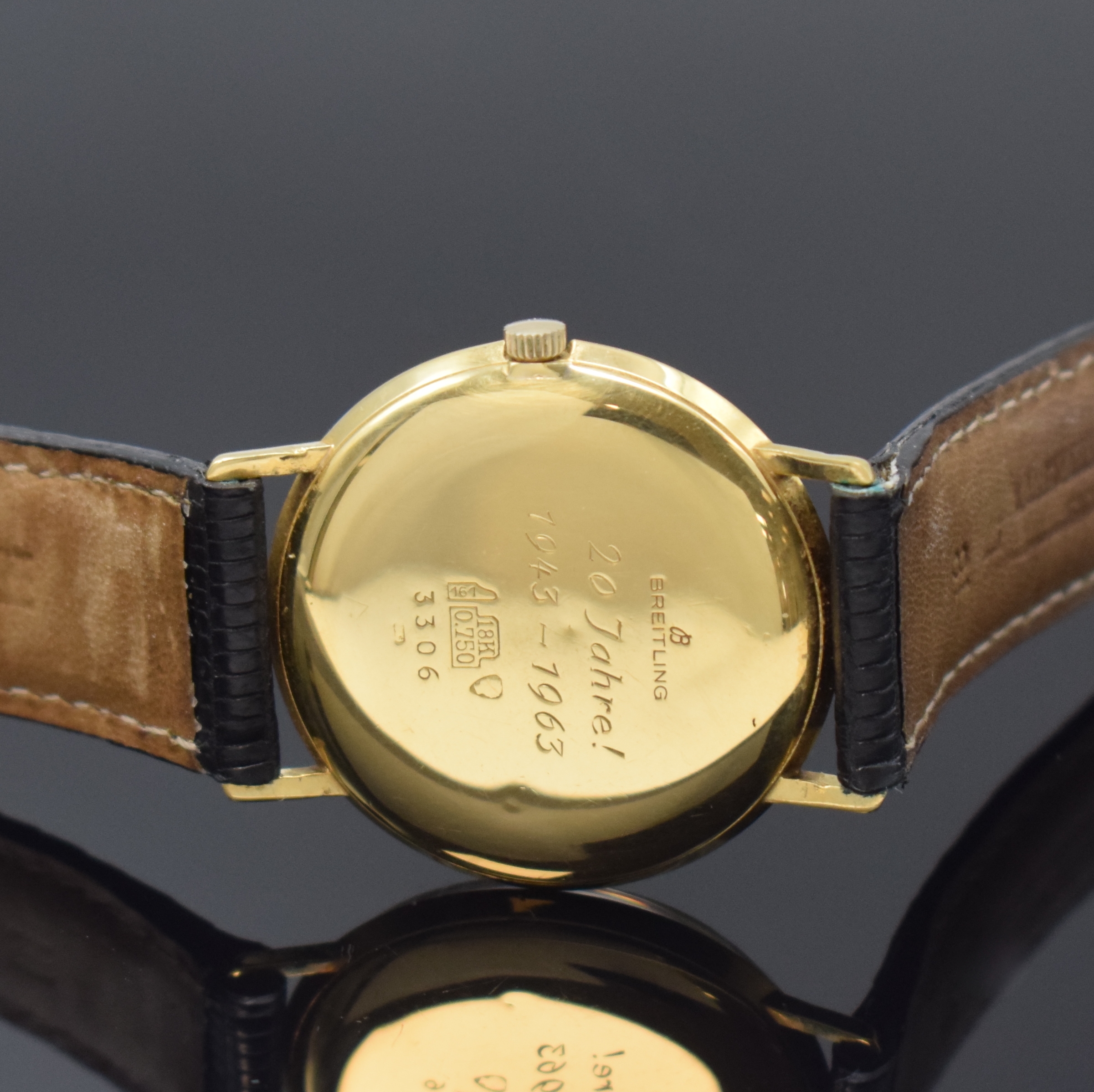 Detail c: BREITLING Herrenarmbanduhr in GG 750/000 Referenz 3306, Schweiz um 1964, Boden mit Widmungsgravur aufgedr., guill. u. verg. Bl. mit aufges. ...