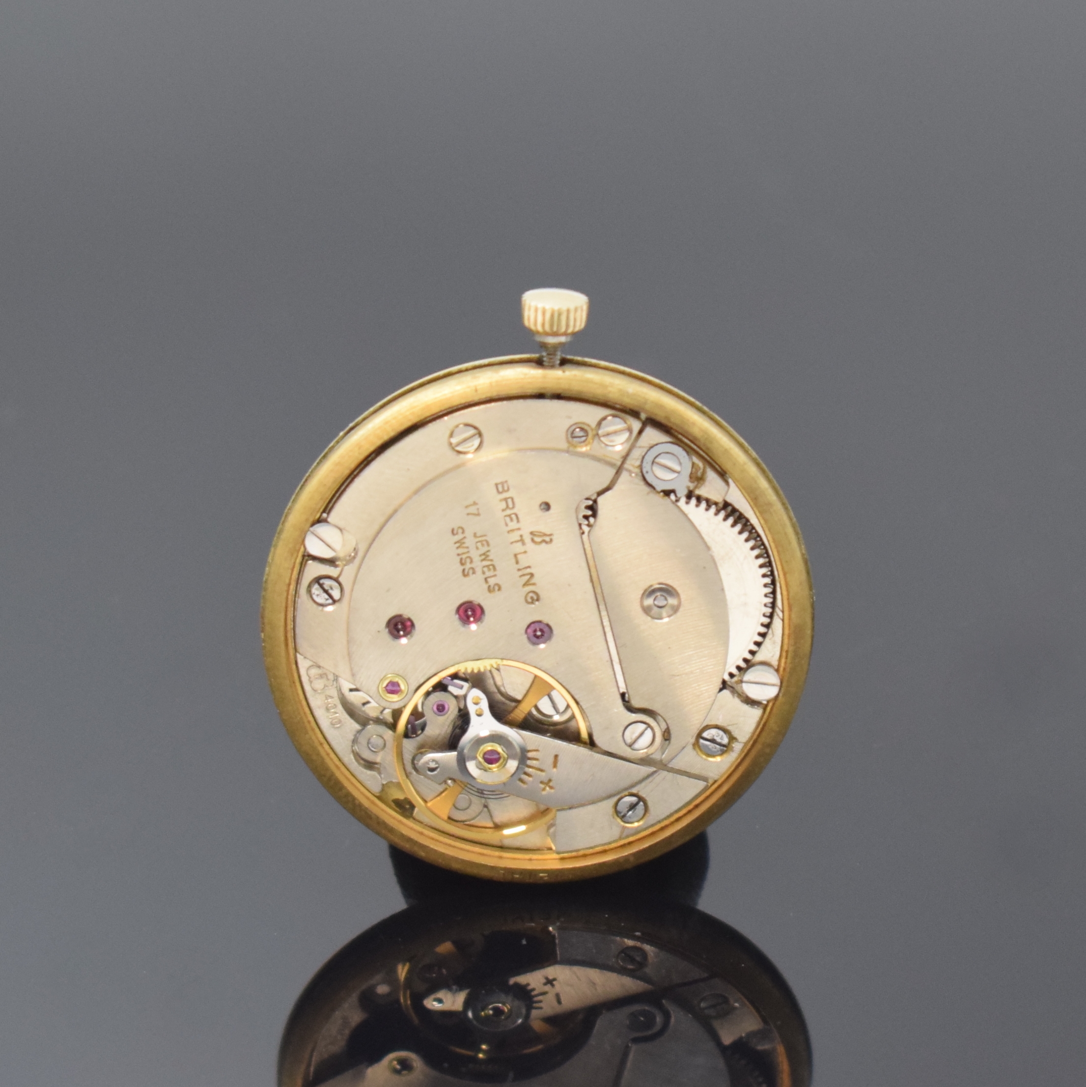 Detail d: BREITLING Herrenarmbanduhr in GG 750/000 Referenz 3306, Schweiz um 1964, Boden mit Widmungsgravur aufgedr., guill. u. verg. Bl. mit aufges. ...